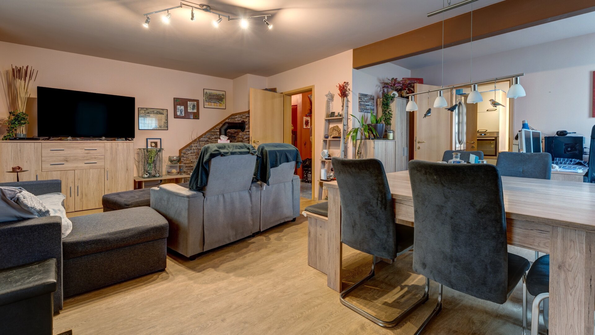 Ihr neues Zuhause: Stilvolles Einfamilienhaus mit Pool in ruhiger Lage