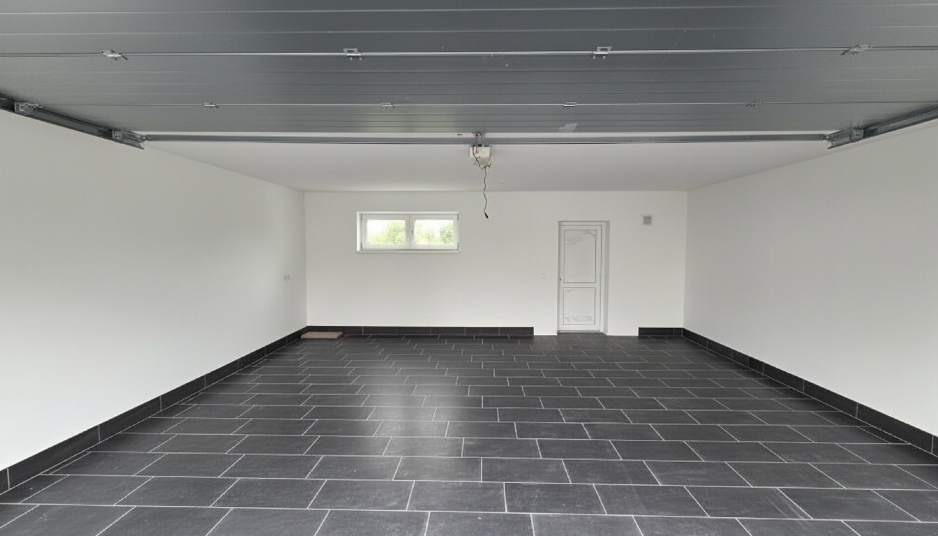 Einfamilienhaus mit Garten und 2 Garagen 48 m2