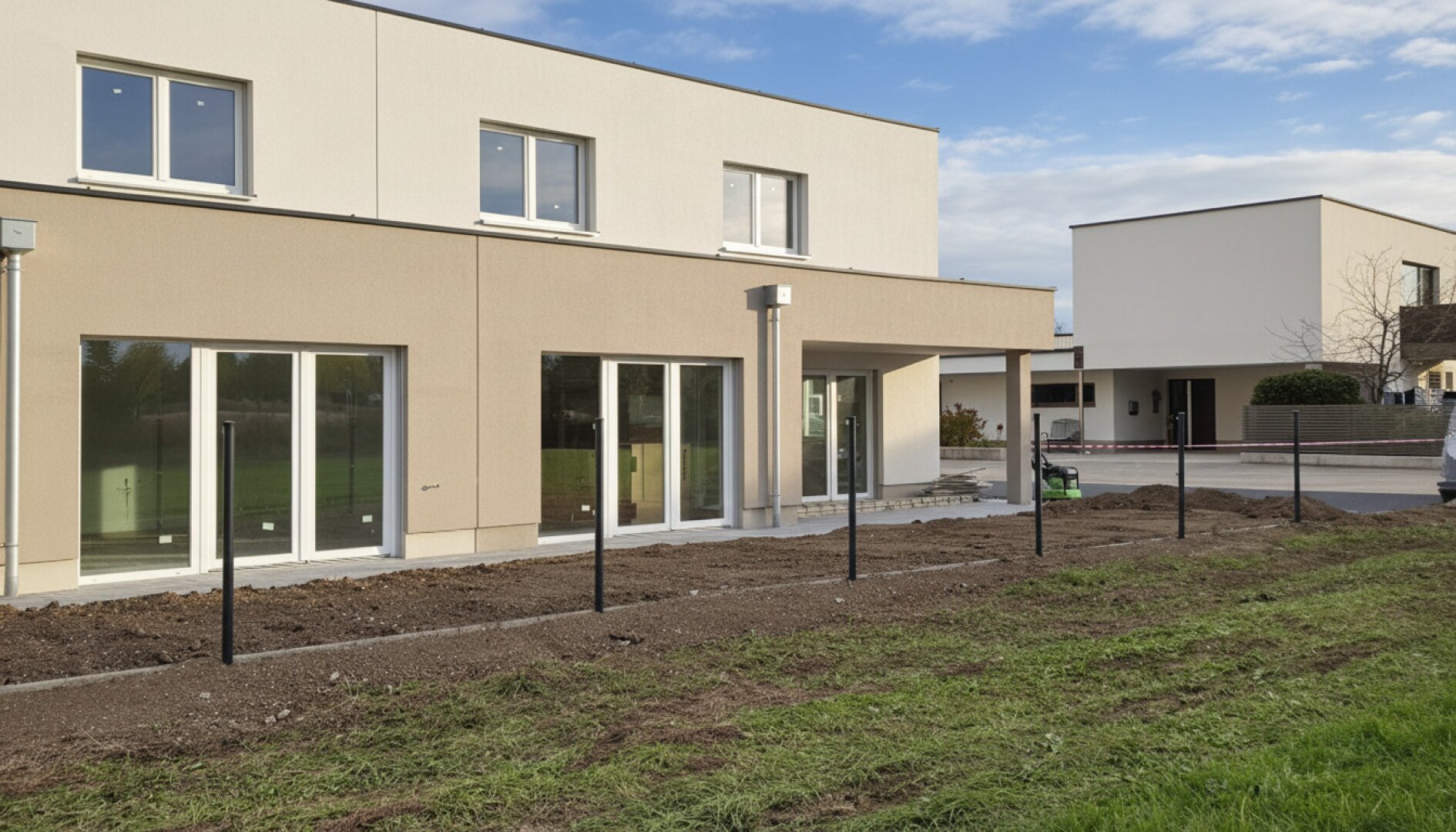 Einfamilienhaus mit Garten und 2 Garagen 48 m2