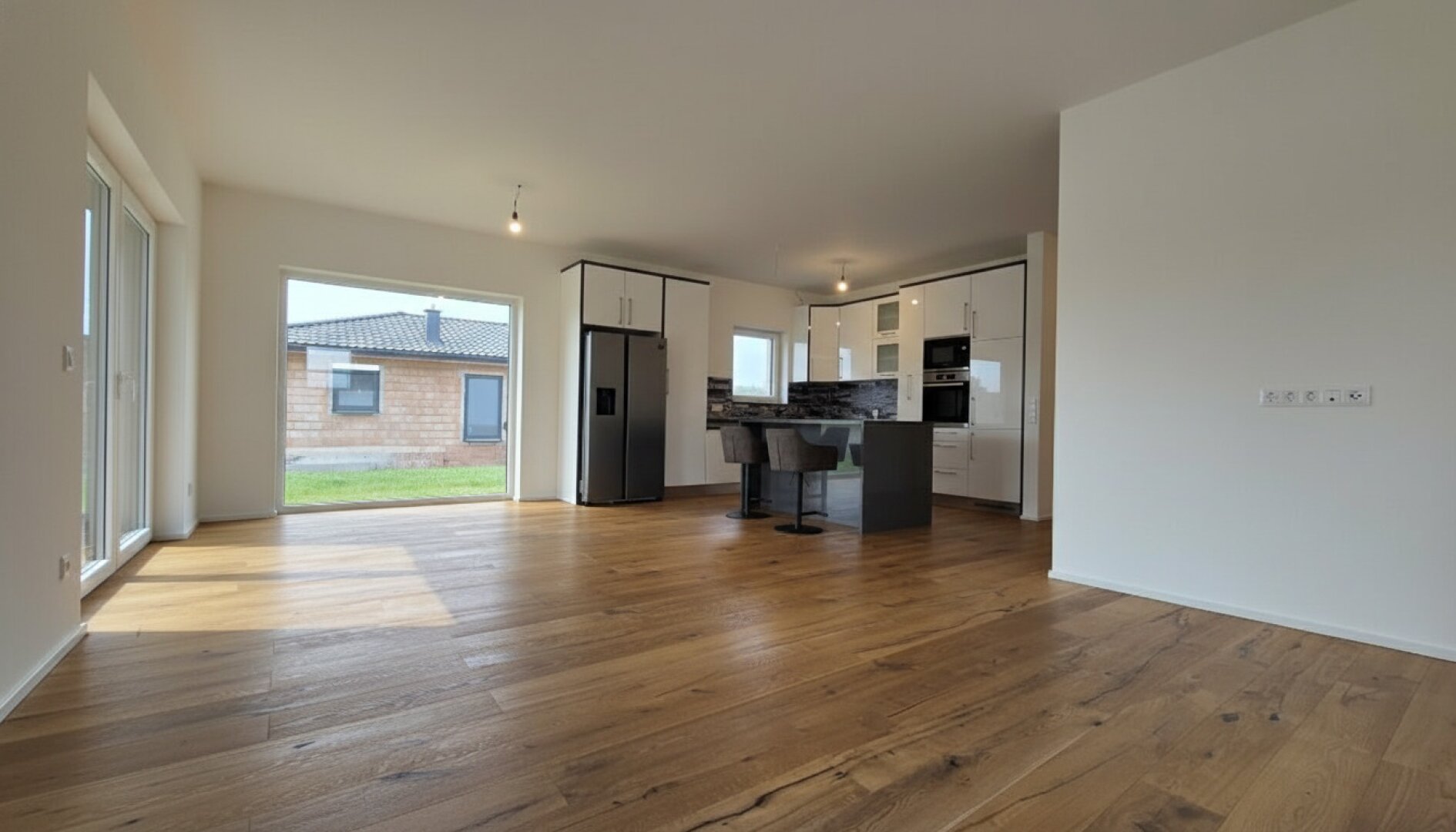 Neubau-Haus mit 156 m2 + Garage mit Wirtschaftsraum  58,84 m2
