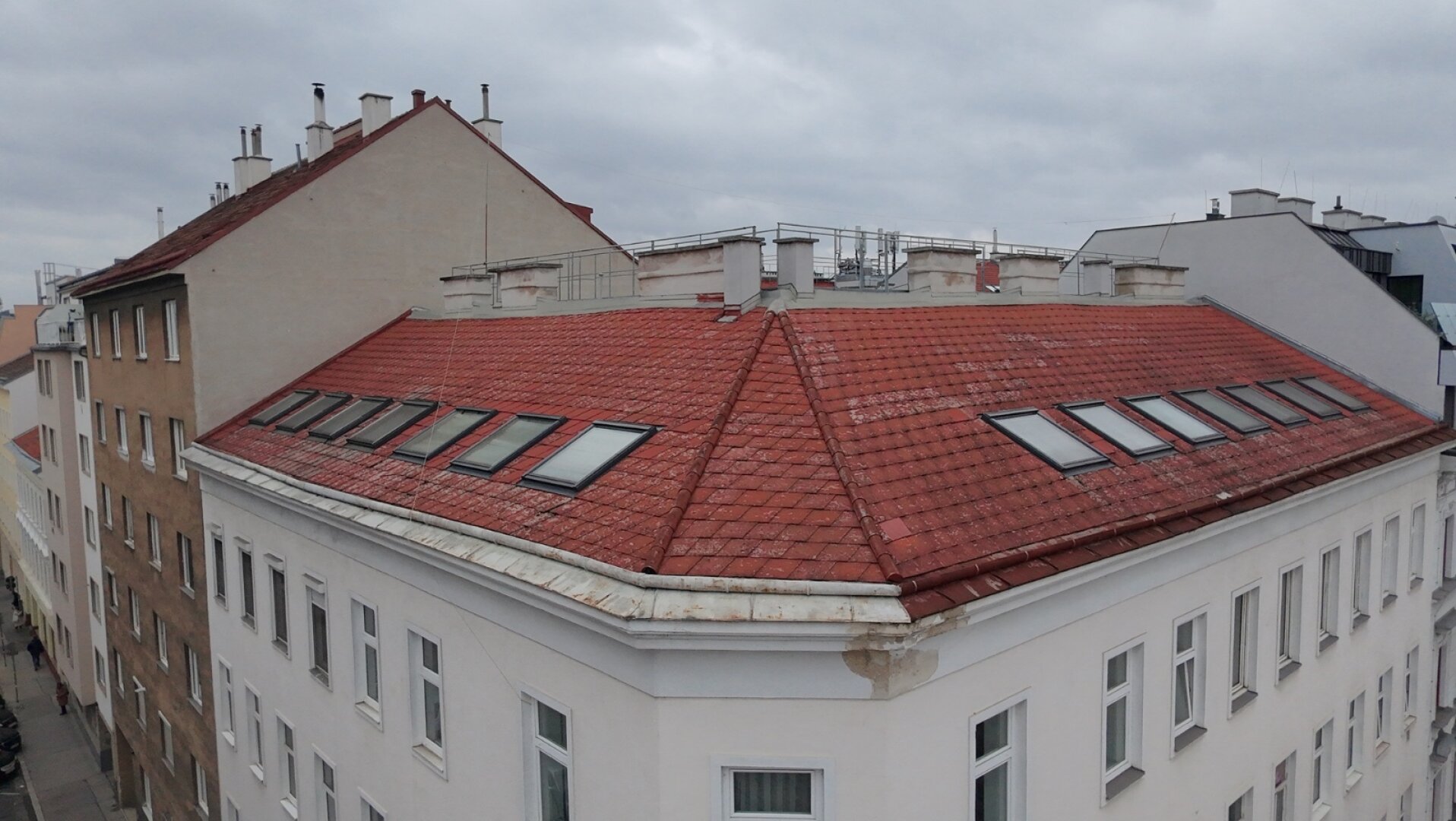 WOW Platz für 4 Familien - Gesamtes Dachgeschoß steht zum Verkauf - 550m zur U1 - Kurzzeitvermietung erlaubt