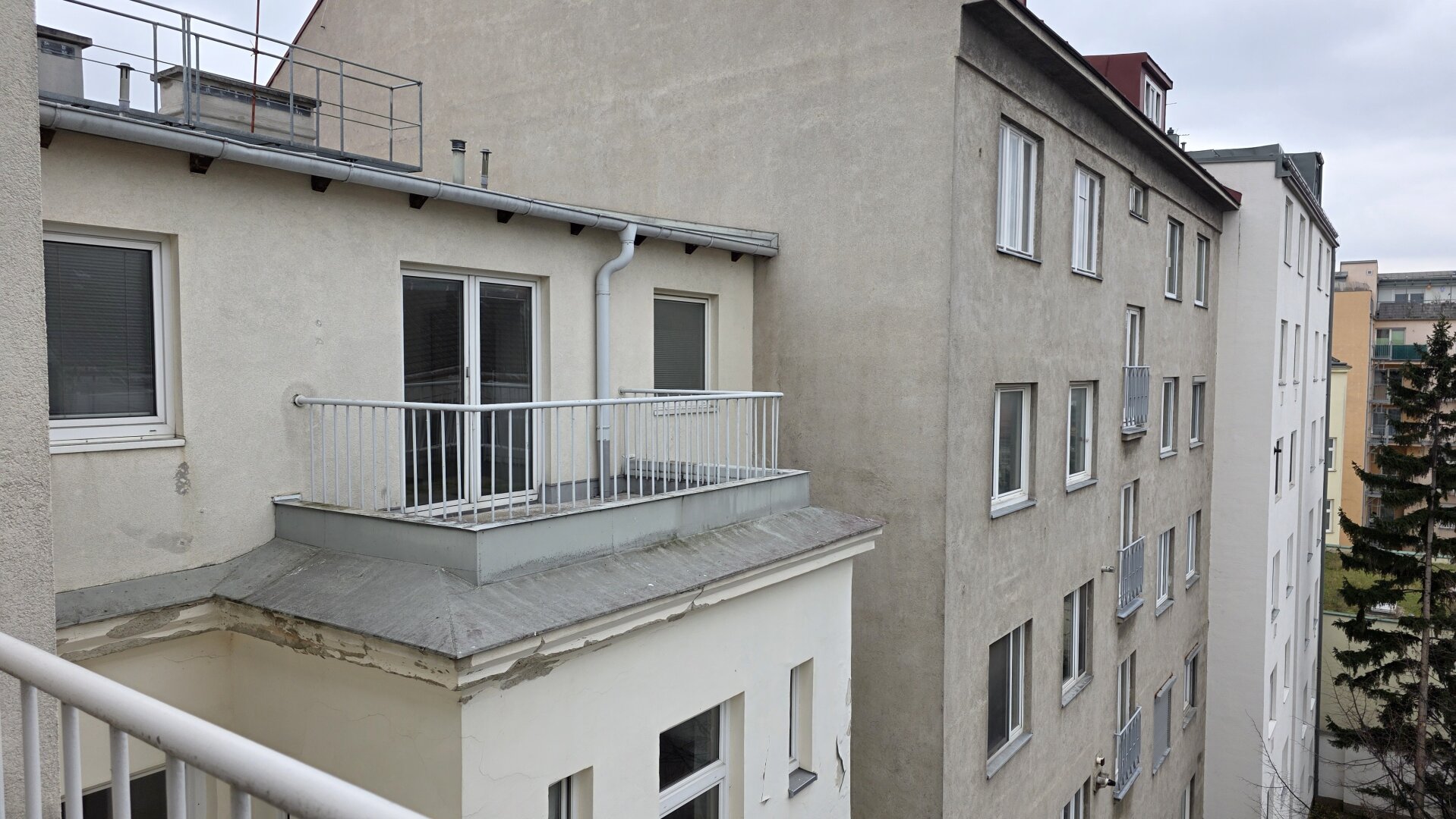 WOW Platz für 4 Familien - Gesamtes Dachgeschoß steht zum Verkauf - 550m zur U1 - Kurzzeitvermietung erlaubt