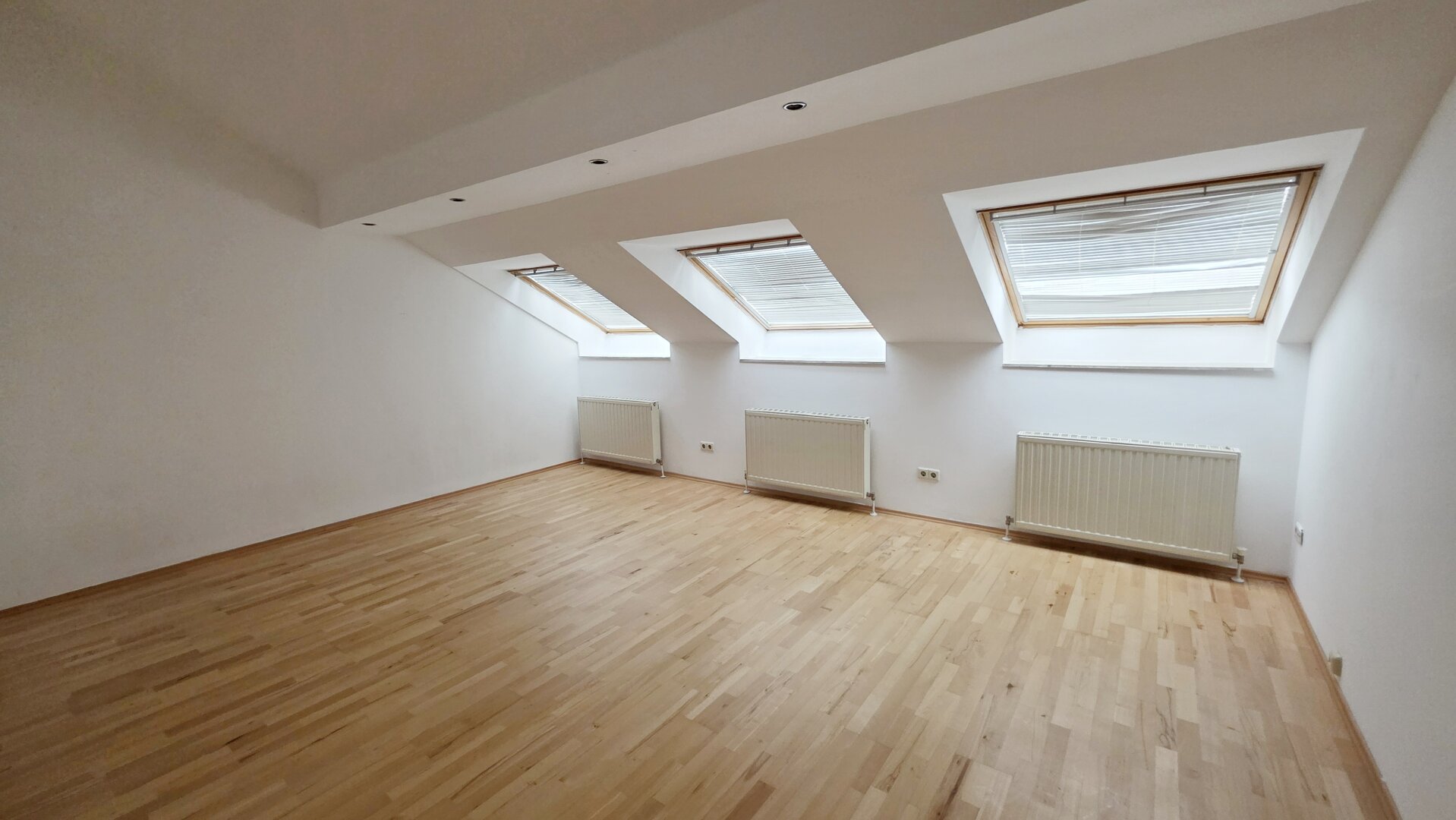 WOW Platz für 4 Familien - Gesamtes Dachgeschoß steht zum Verkauf - 550m zur U1 - Kurzzeitvermietung erlaubt