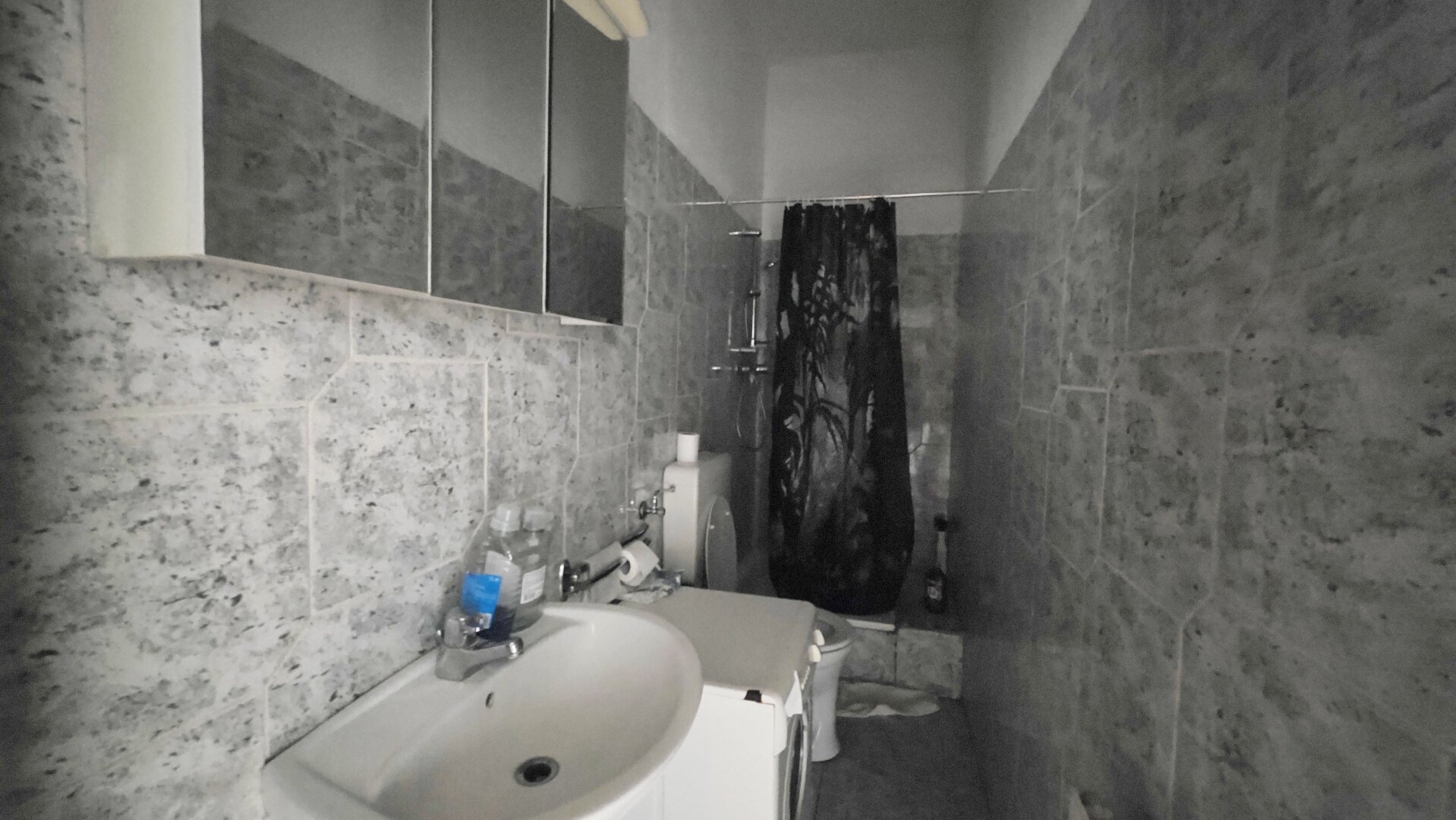 WIR LIEBEN DIE TRAUMHAFTE LAGE - 30 m2 Wohnung zum Sanieren! U 1 in wenigen Minuten erreichbar!