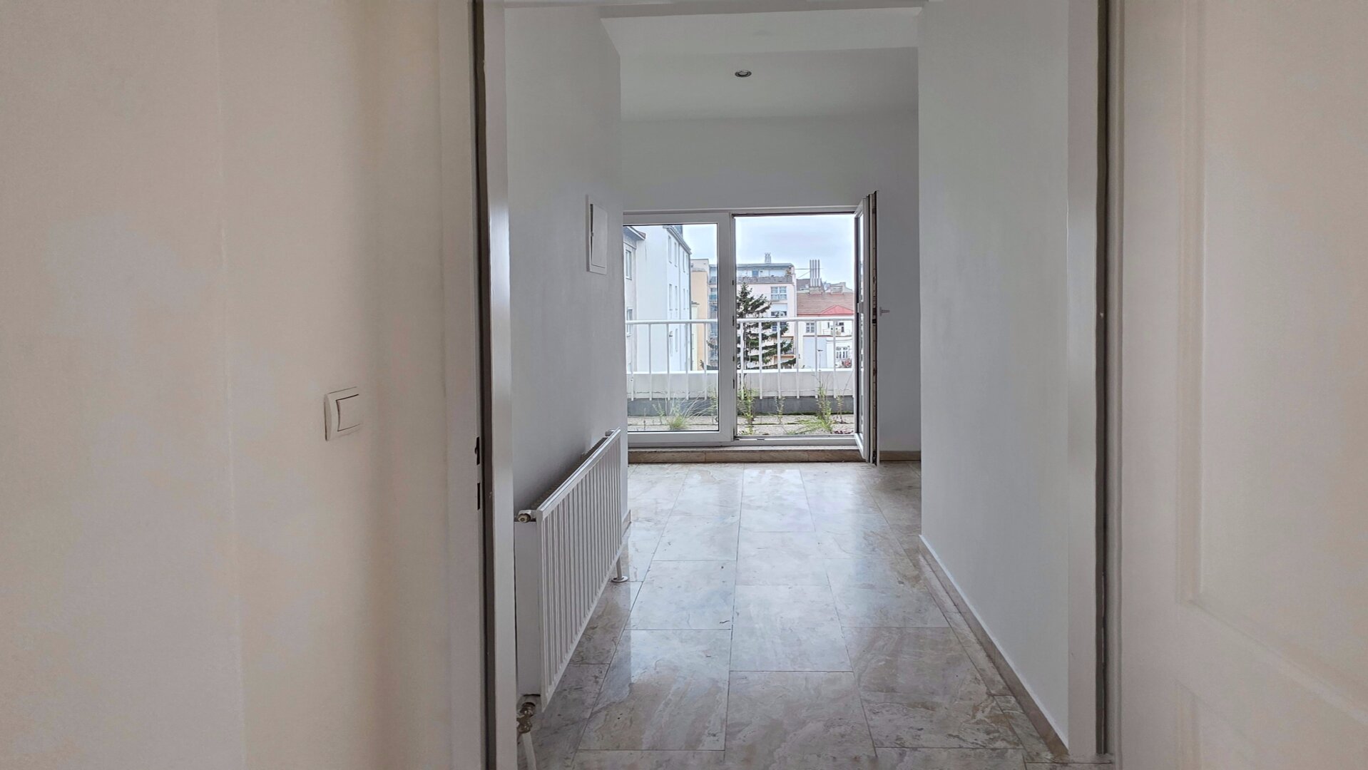 Sonnenterrasse! Kulturelle Vielfalt im Kreta-Viertel - Ruhige 2-Zimmer-Dachgeschoßwohnung mit Flair!