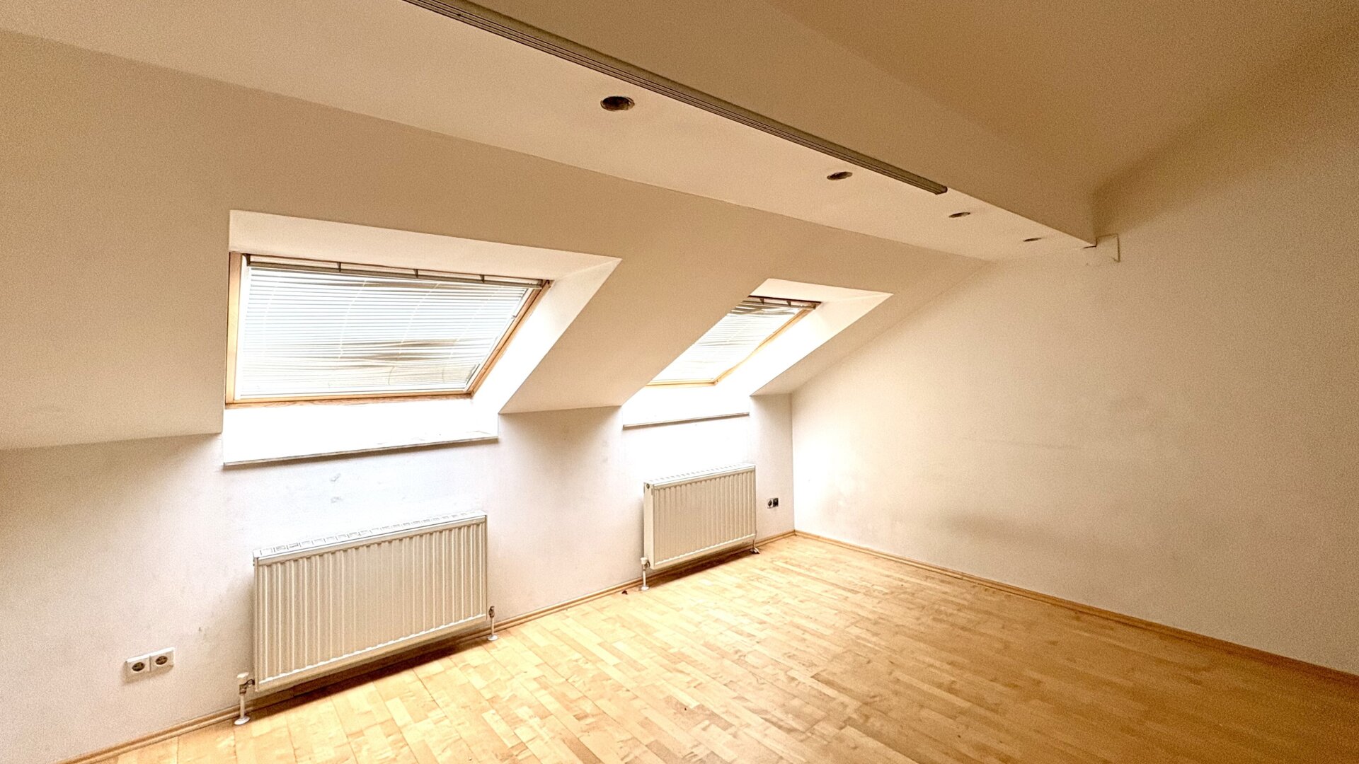 4 Stationen zum Karlsplatz! Helle Dachgeschoßwohnung mit Stil! Einbauküche inkludiert!