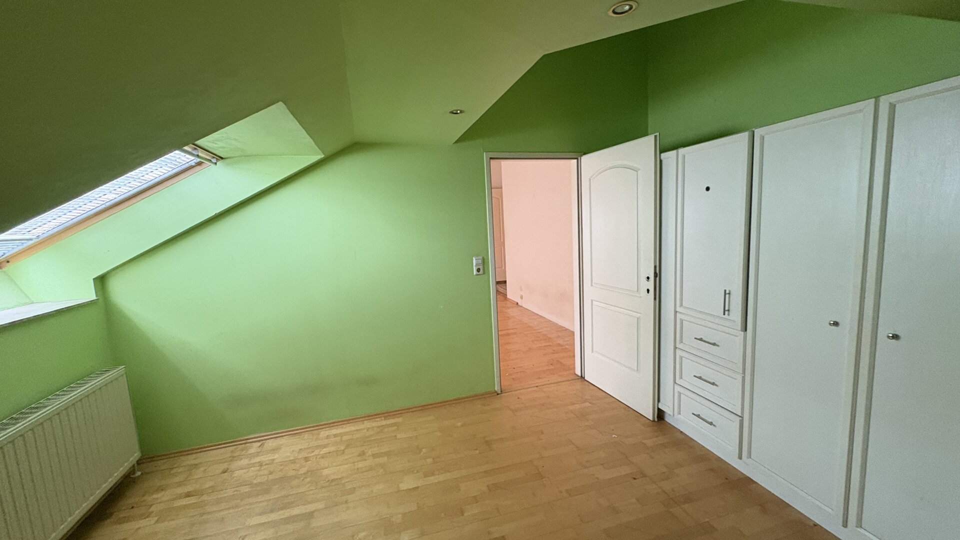 4 Stationen zum Karlsplatz! Helle Dachgeschoßwohnung mit Stil! Einbauküche inkludiert!