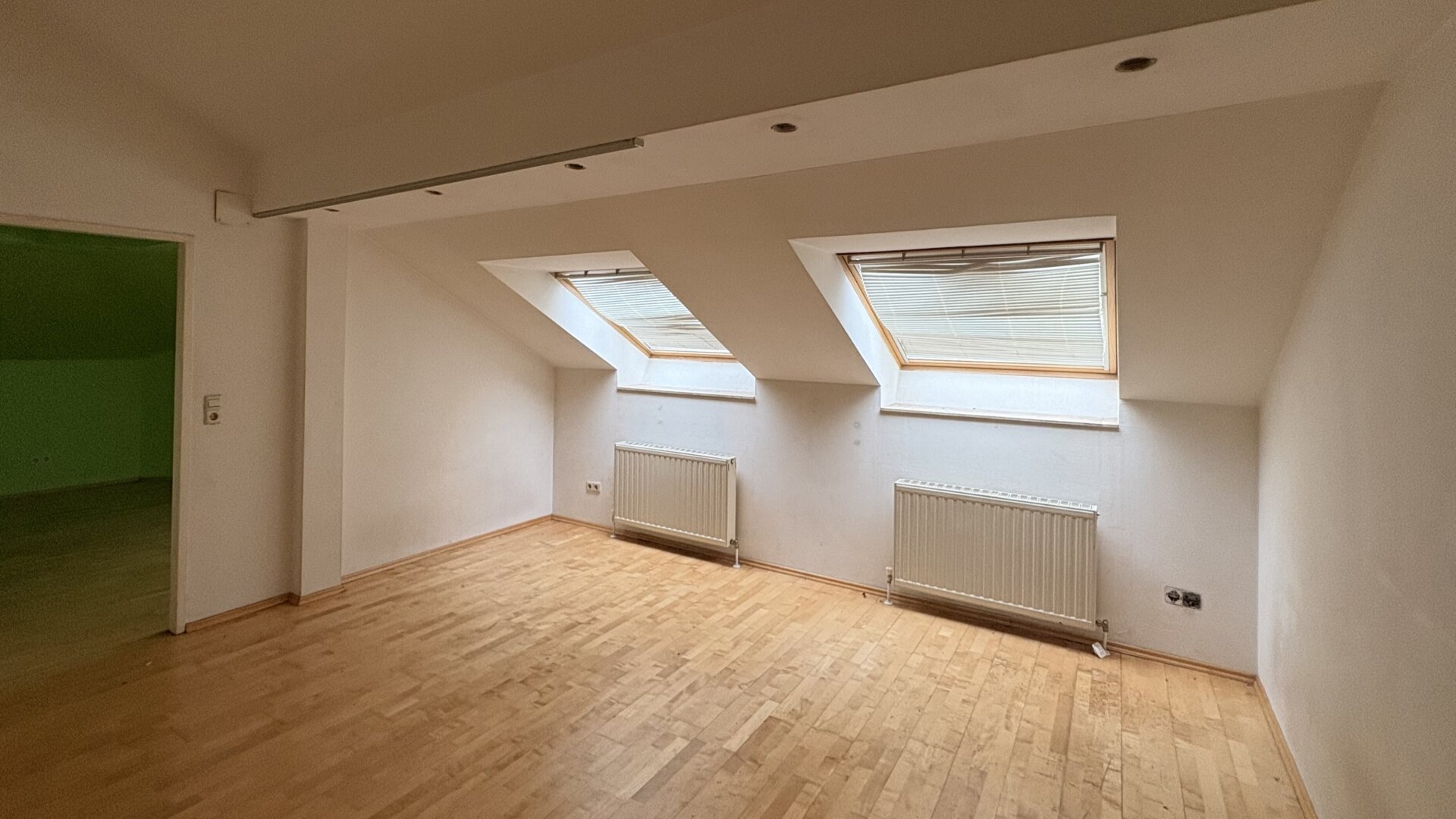 4 Stationen zum Karlsplatz! Helle Dachgeschoßwohnung mit Stil! Einbauküche inkludiert!