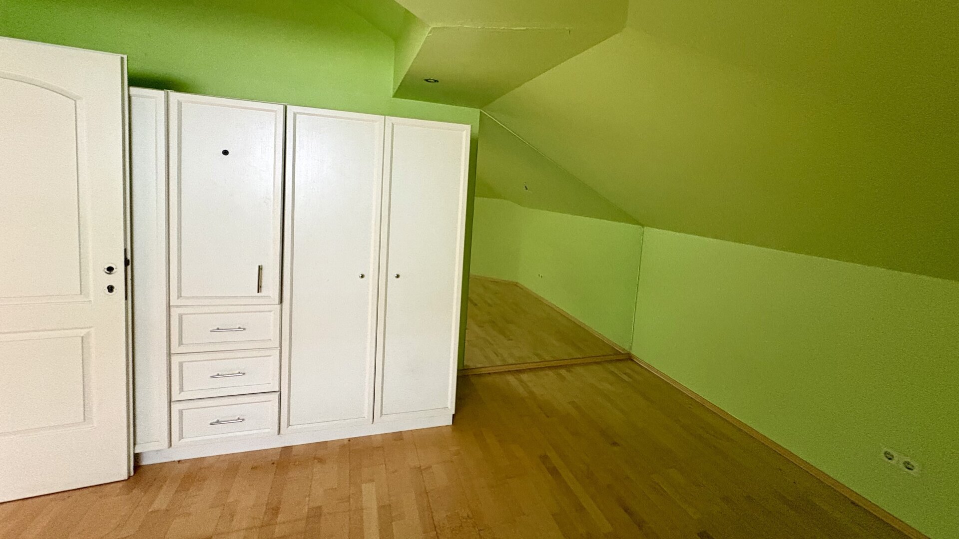 4 Stationen zum Karlsplatz! Helle Dachgeschoßwohnung mit Stil! Einbauküche inkludiert!