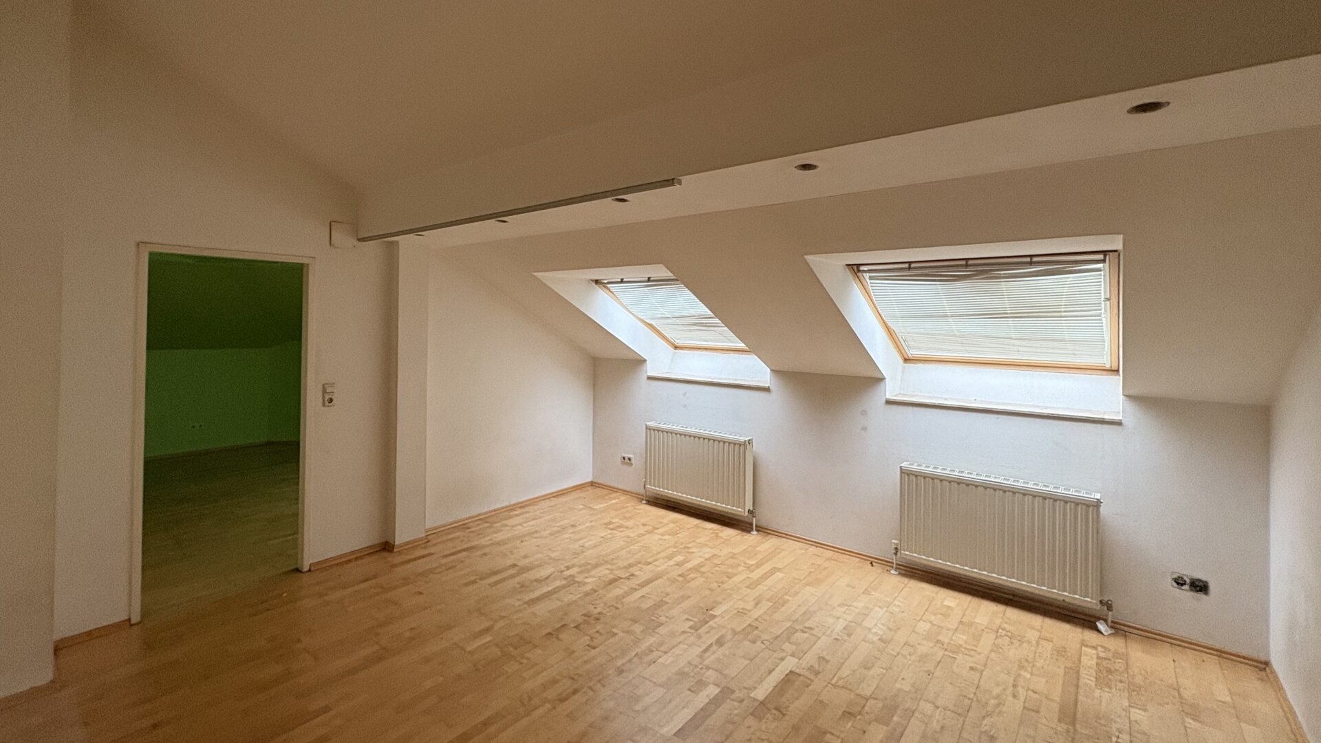4 Stationen zum Karlsplatz! Helle Dachgeschoßwohnung mit Stil! Einbauküche inkludiert!