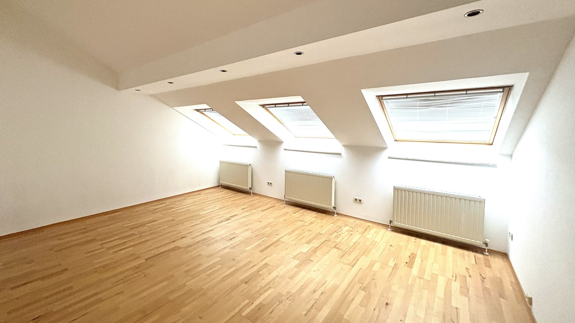 4 Stationen zum Karlsplatz! Helle Dachgeschoßwohnung mit Stil! Einbauküche inkludiert!