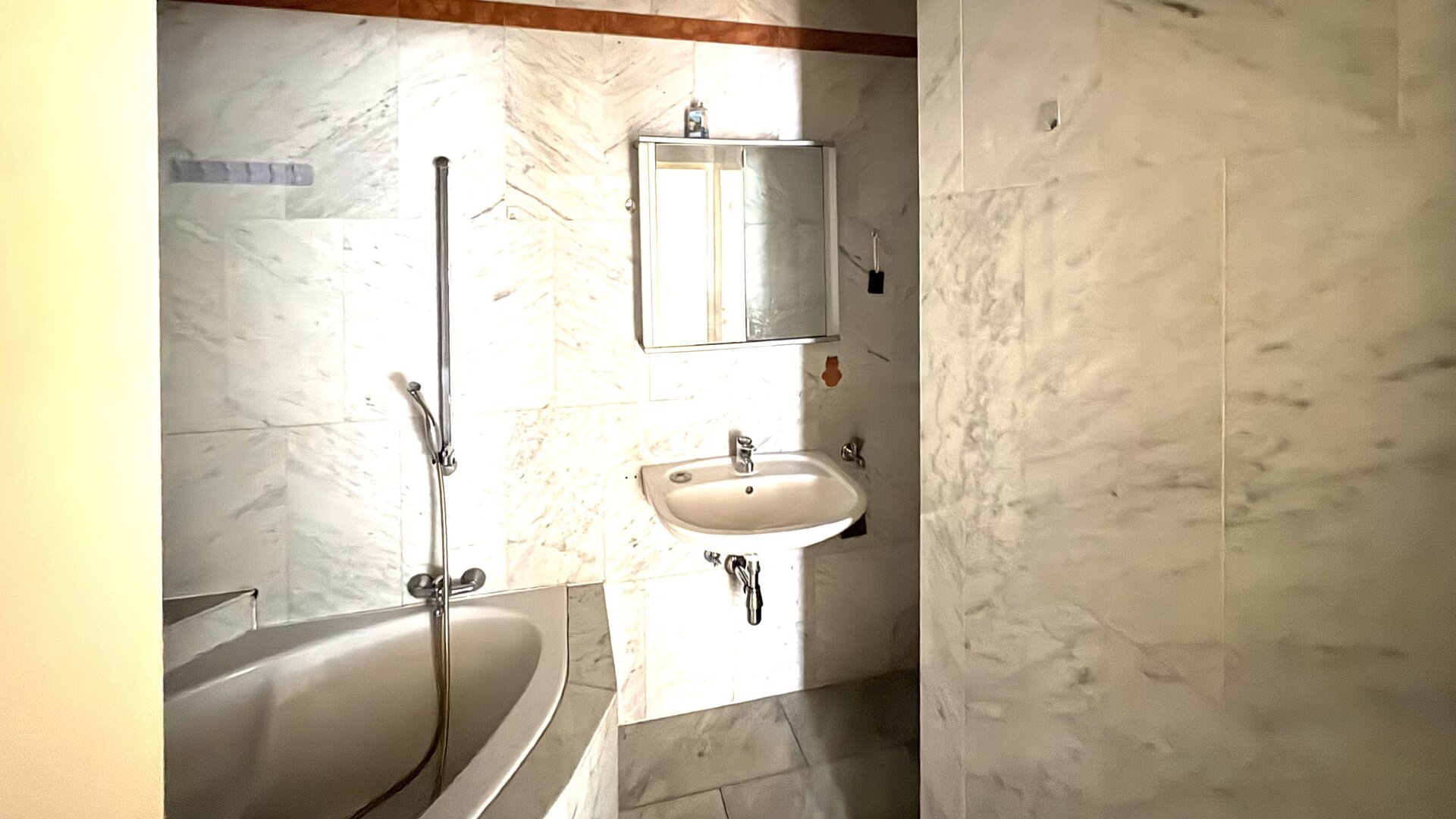4 Stationen zum Karlsplatz! Helle Dachgeschoßwohnung mit Stil! Einbauküche inkludiert!