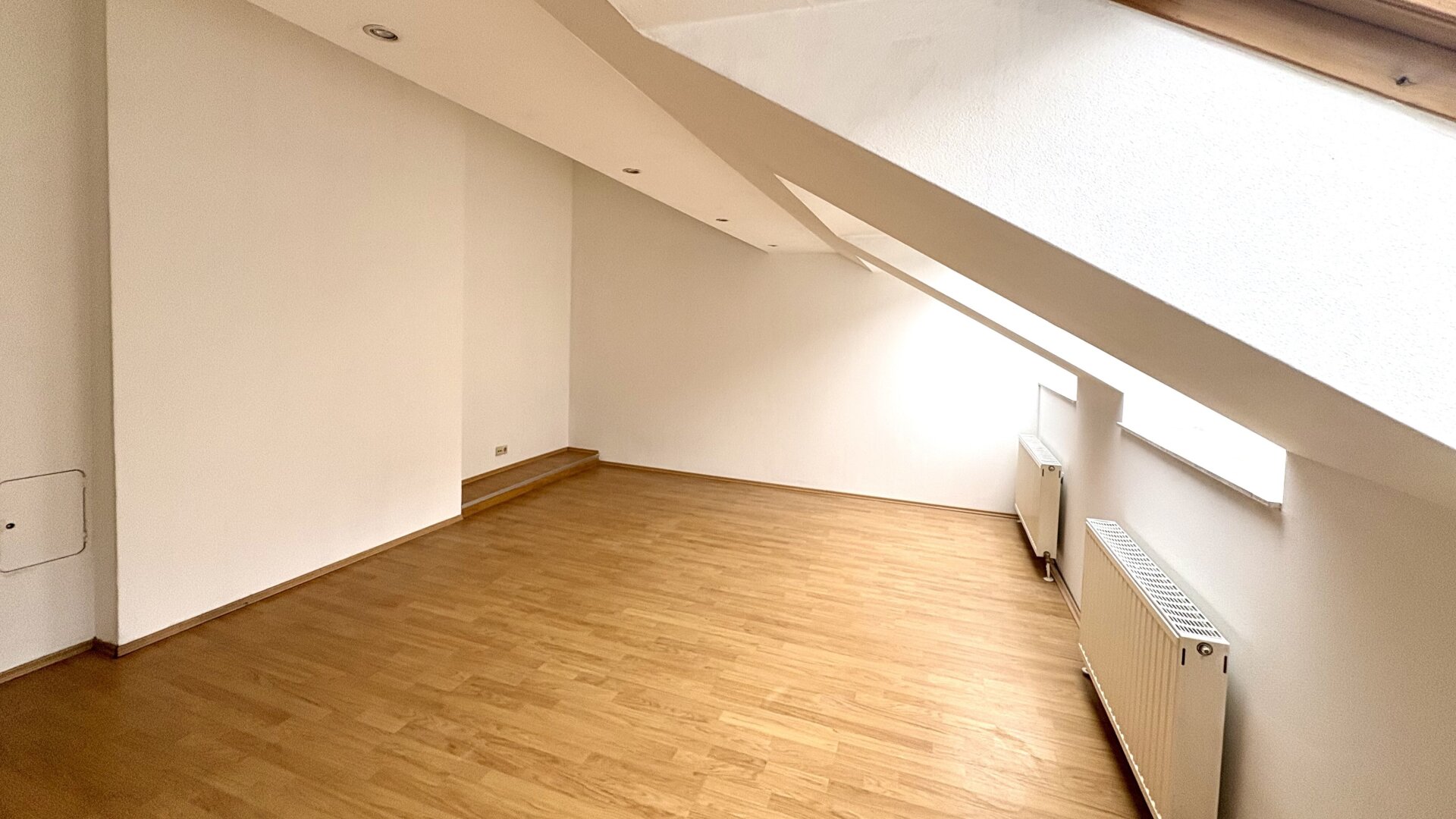 Terrasse! Helle, sonnige 3-Zimmer-Dachgeschosswohnung zum Wohlfühlen - 4 Stationen zum Karlsplatz!