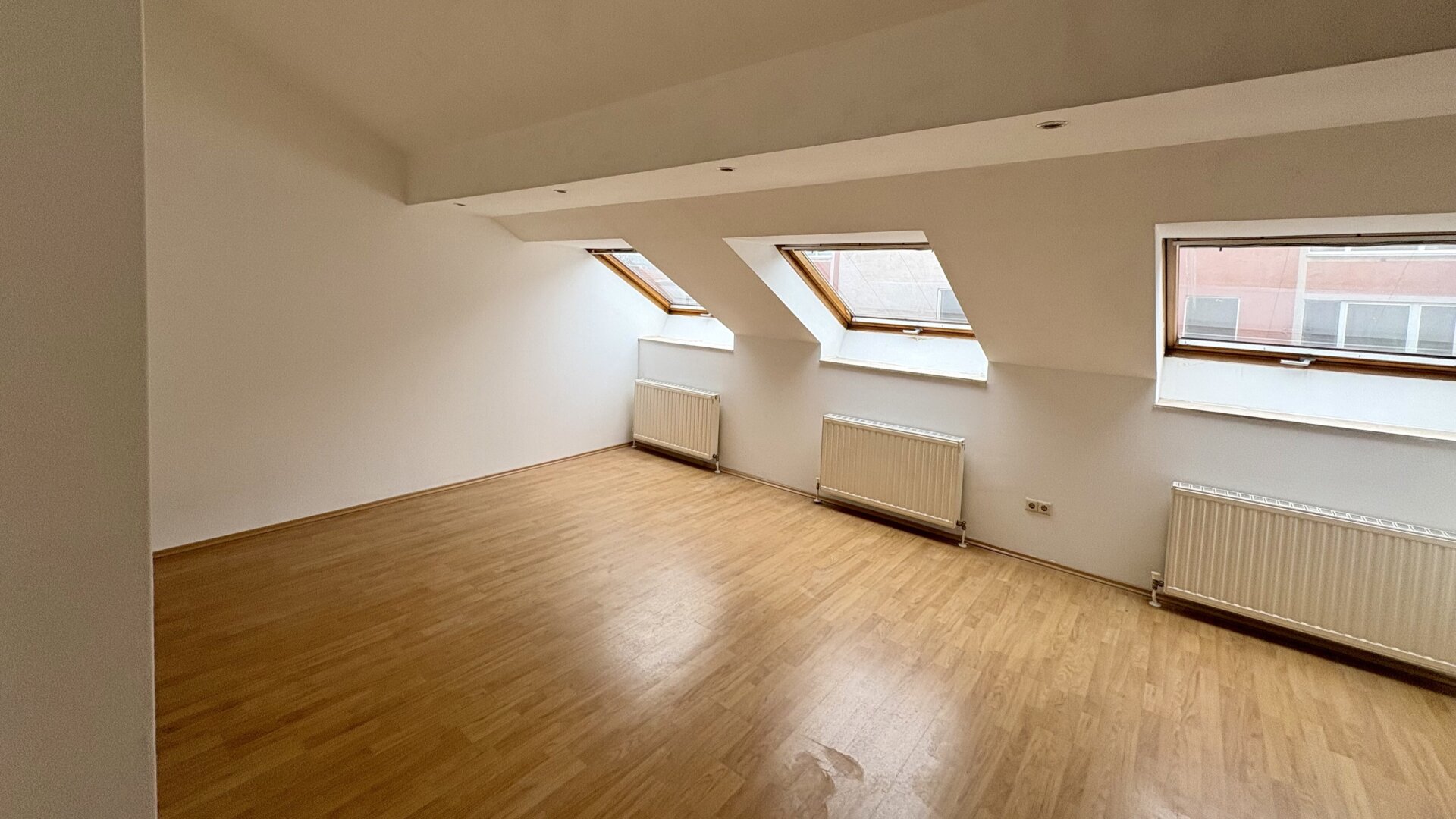 Terrasse! Helle, sonnige 3-Zimmer-Dachgeschosswohnung zum Wohlfühlen - 4 Stationen zum Karlsplatz!