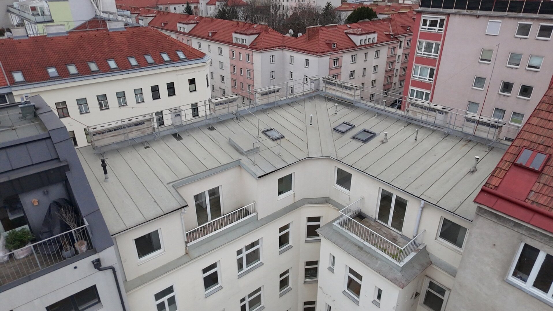 Terrasse! Helle, sonnige 3-Zimmer-Dachgeschosswohnung zum Wohlfühlen - 4 Stationen zum Karlsplatz!