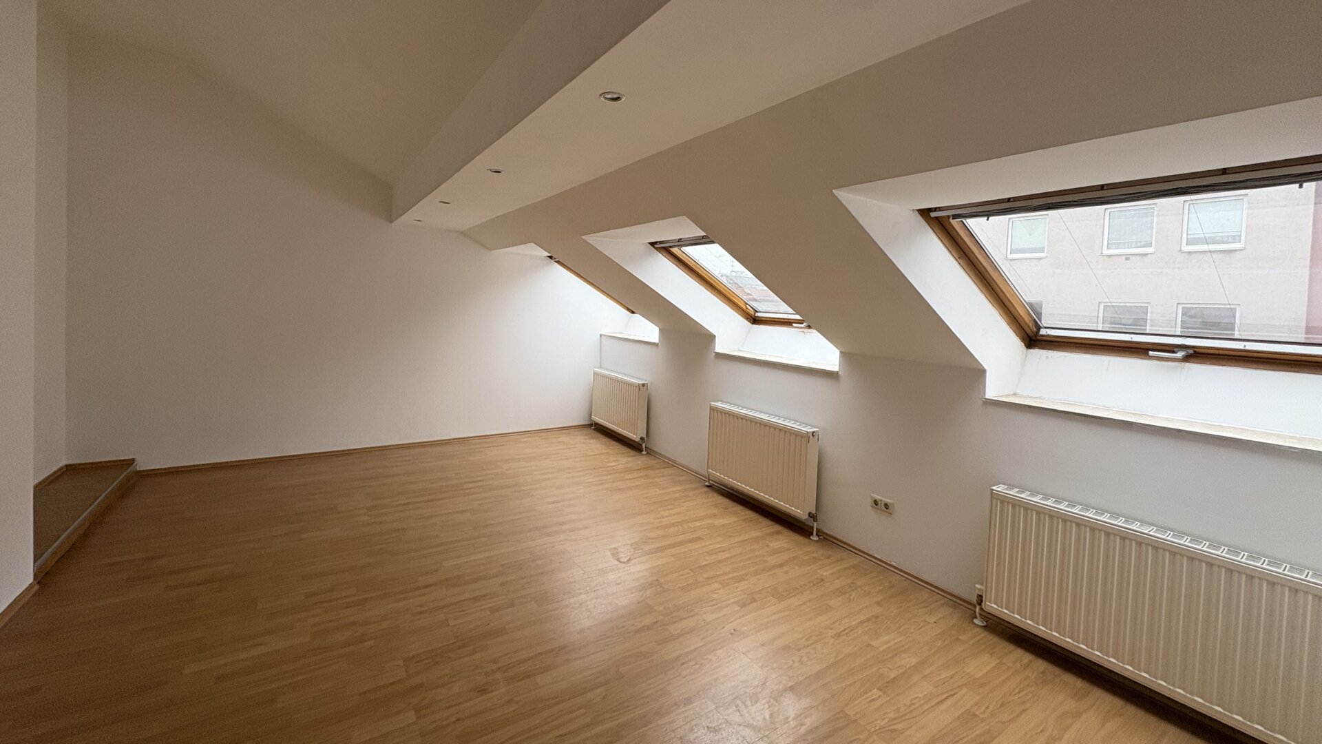 Terrasse! Helle, sonnige 3-Zimmer-Dachgeschosswohnung zum Wohlfühlen - 4 Stationen zum Karlsplatz!