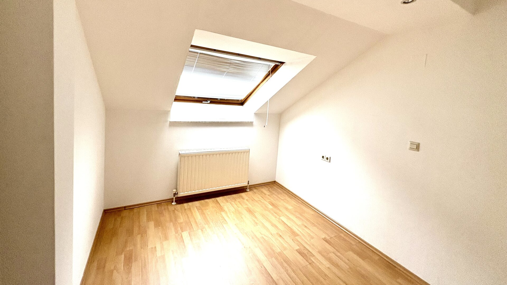 Terrasse! Helle, sonnige 3-Zimmer-Dachgeschosswohnung zum Wohlfühlen - 4 Stationen zum Karlsplatz!