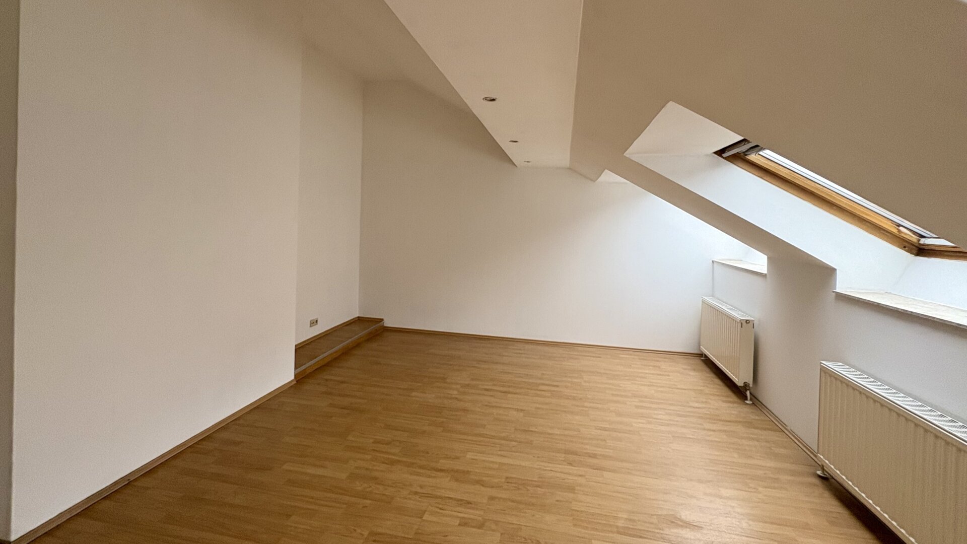 Terrasse! Helle, sonnige 3-Zimmer-Dachgeschosswohnung zum Wohlfühlen - 4 Stationen zum Karlsplatz!