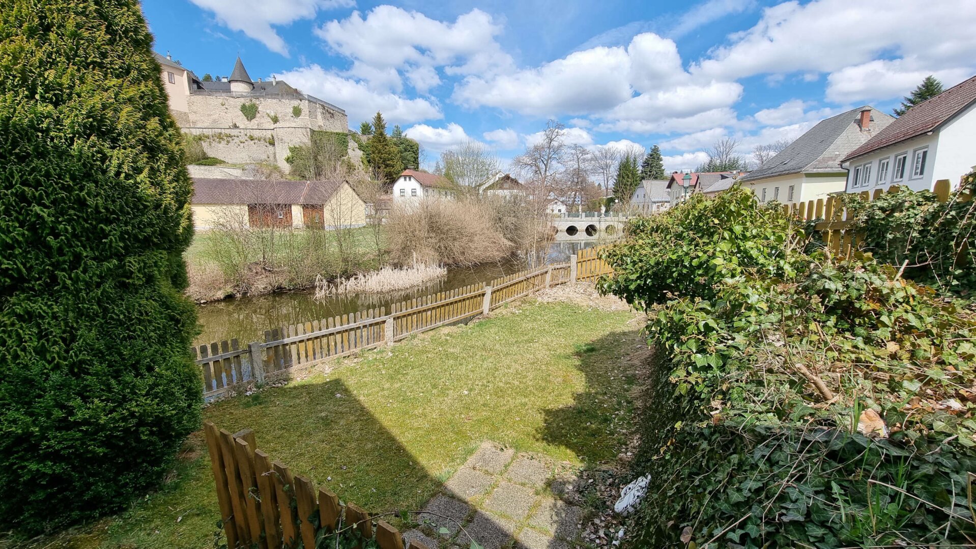 Kleines Haus - Burgblick!