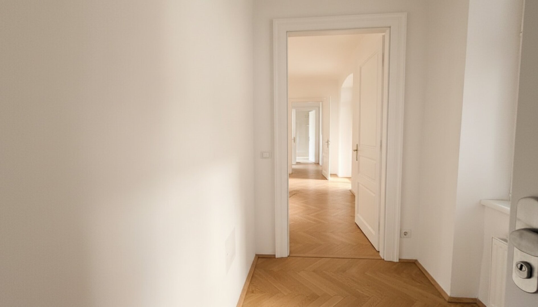Wunderschön sanierte Altbauwohnung im 1. Liftstock mit ruhigem Balkon