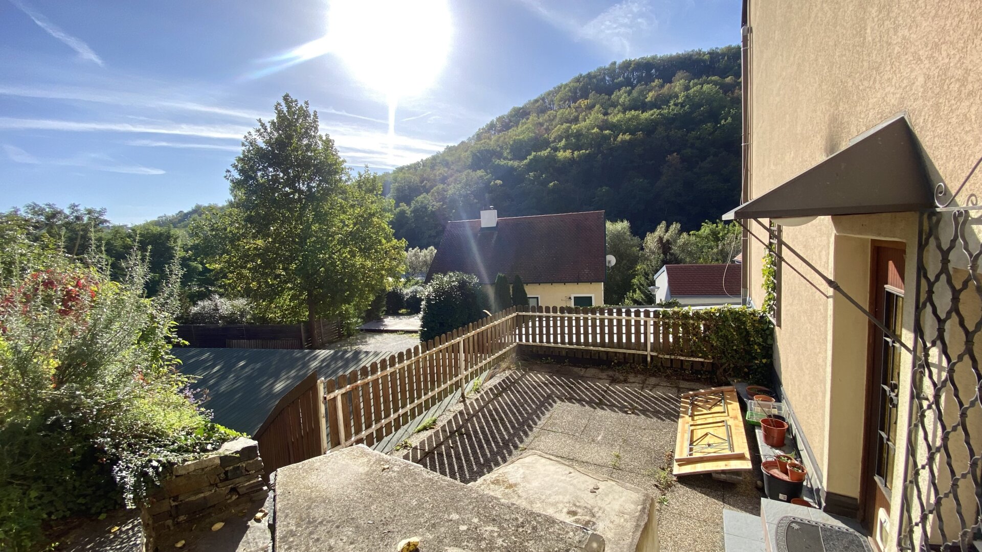 Eigentumswohnung in Ruhelage mit Carport, Terrasse und Weinkeller