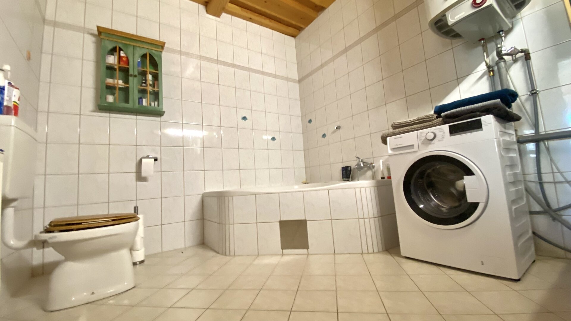 Eigentumswohnung in Ruhelage mit Carport, Terrasse und Weinkeller