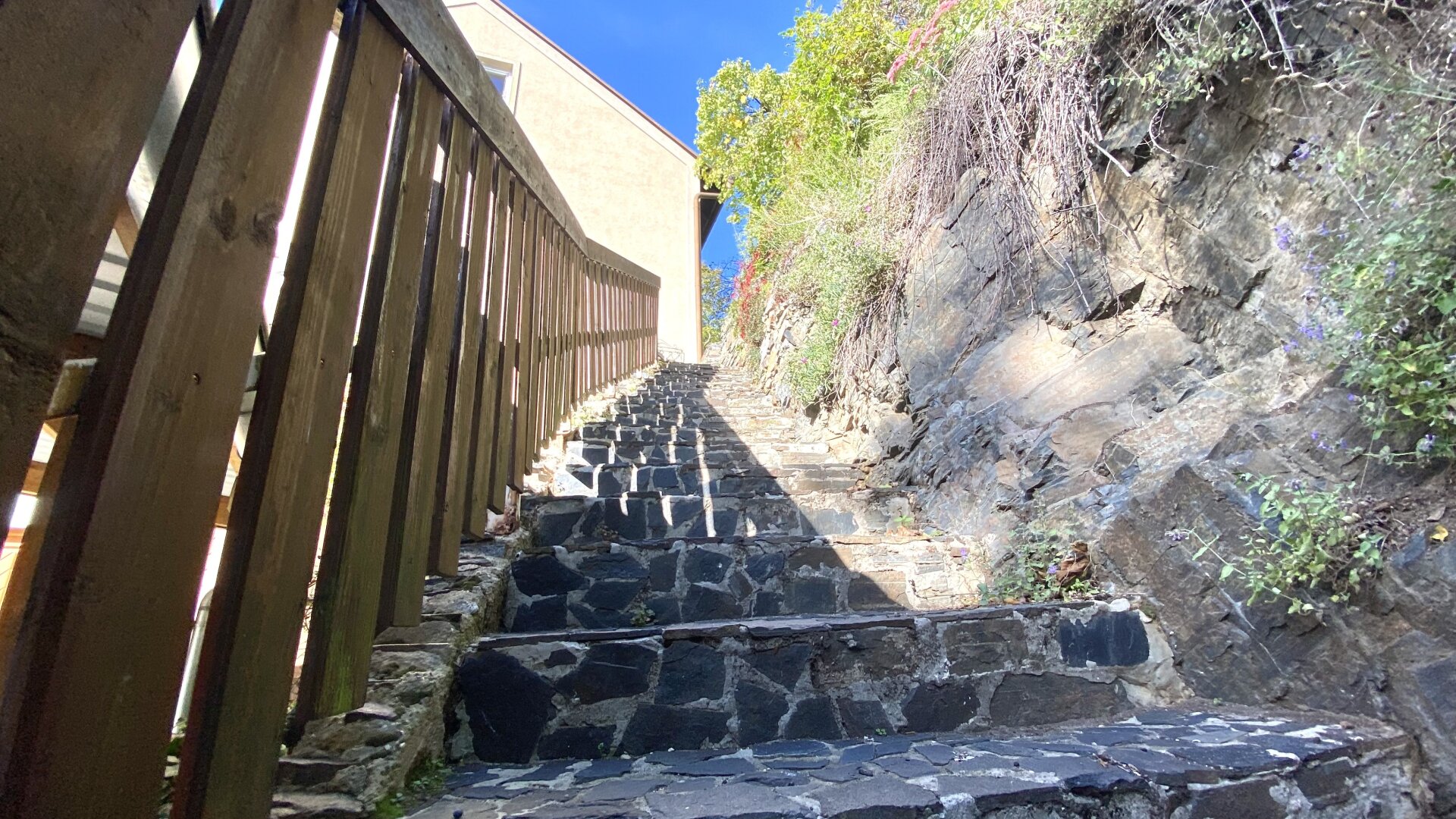 Eigentumswohnung in Ruhelage mit Carport, Terrasse und Weinkeller