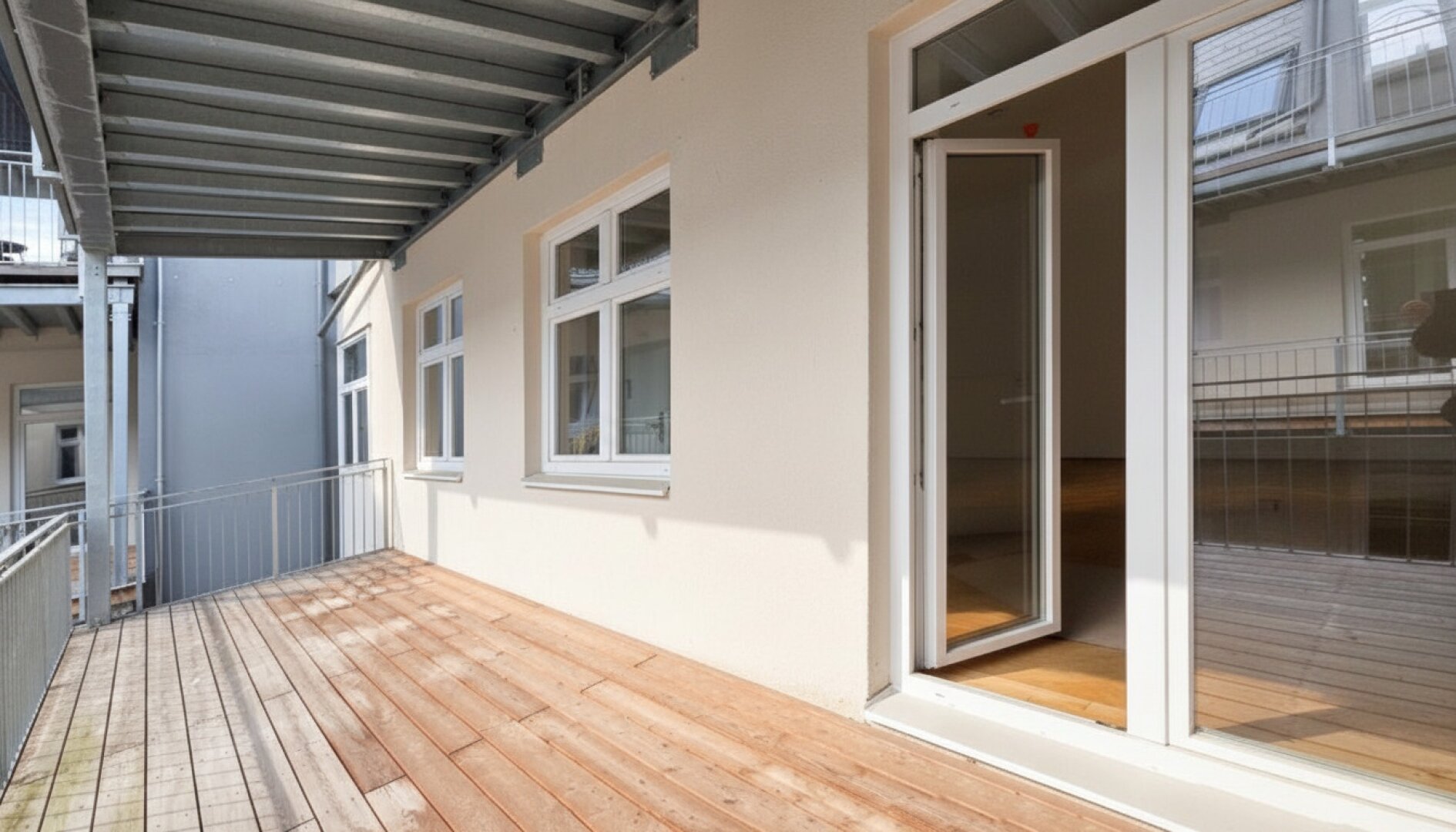Erstbezug - 150m zur U1 - großzügiger InnenhofBalkon - Hauptbahnhof ums Eck - Seitenstraße Ruhelage - Luftwärmepumpe