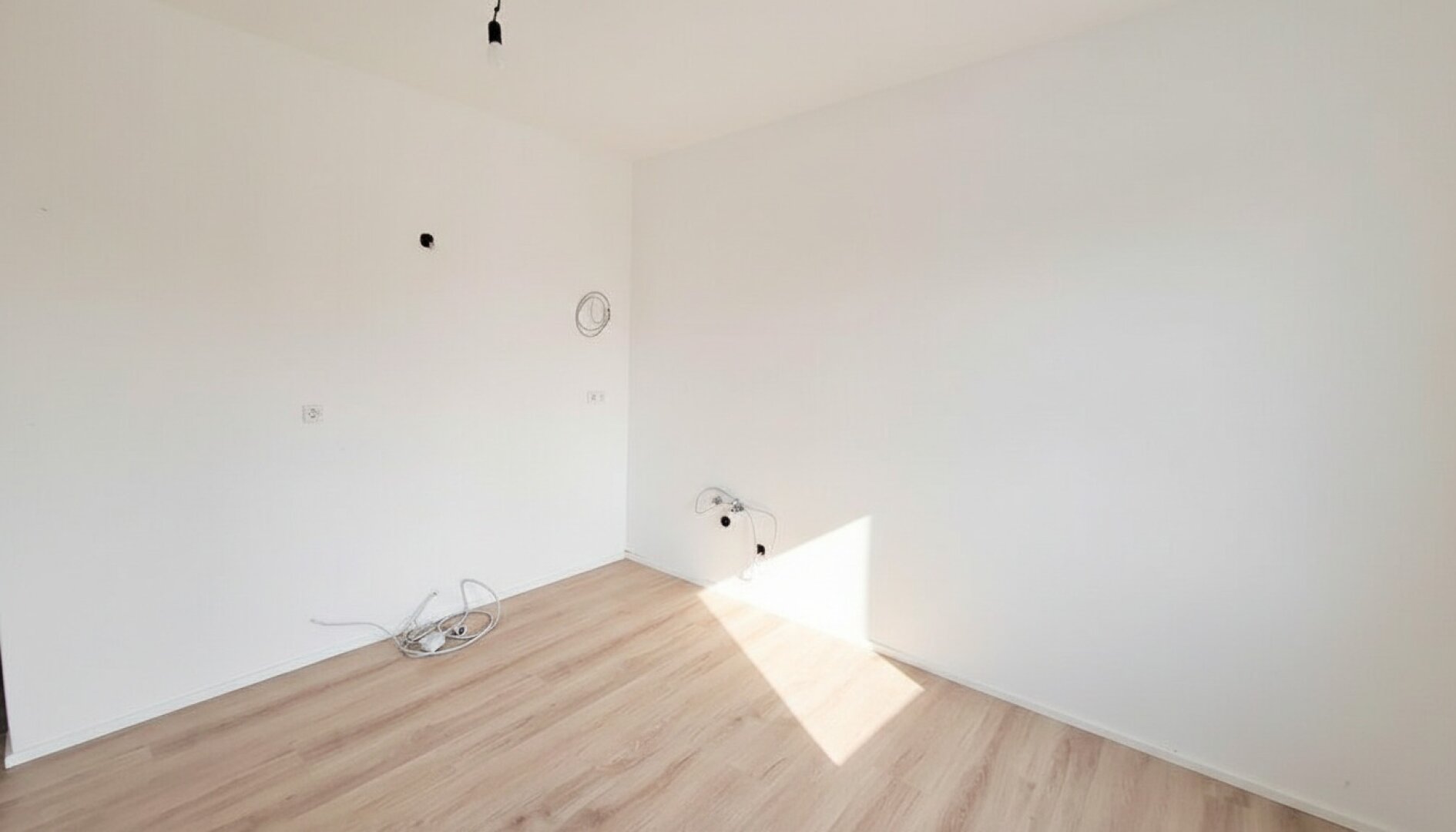 Teilrenovierte Wohnung mit überdachten PKW Stellplatz