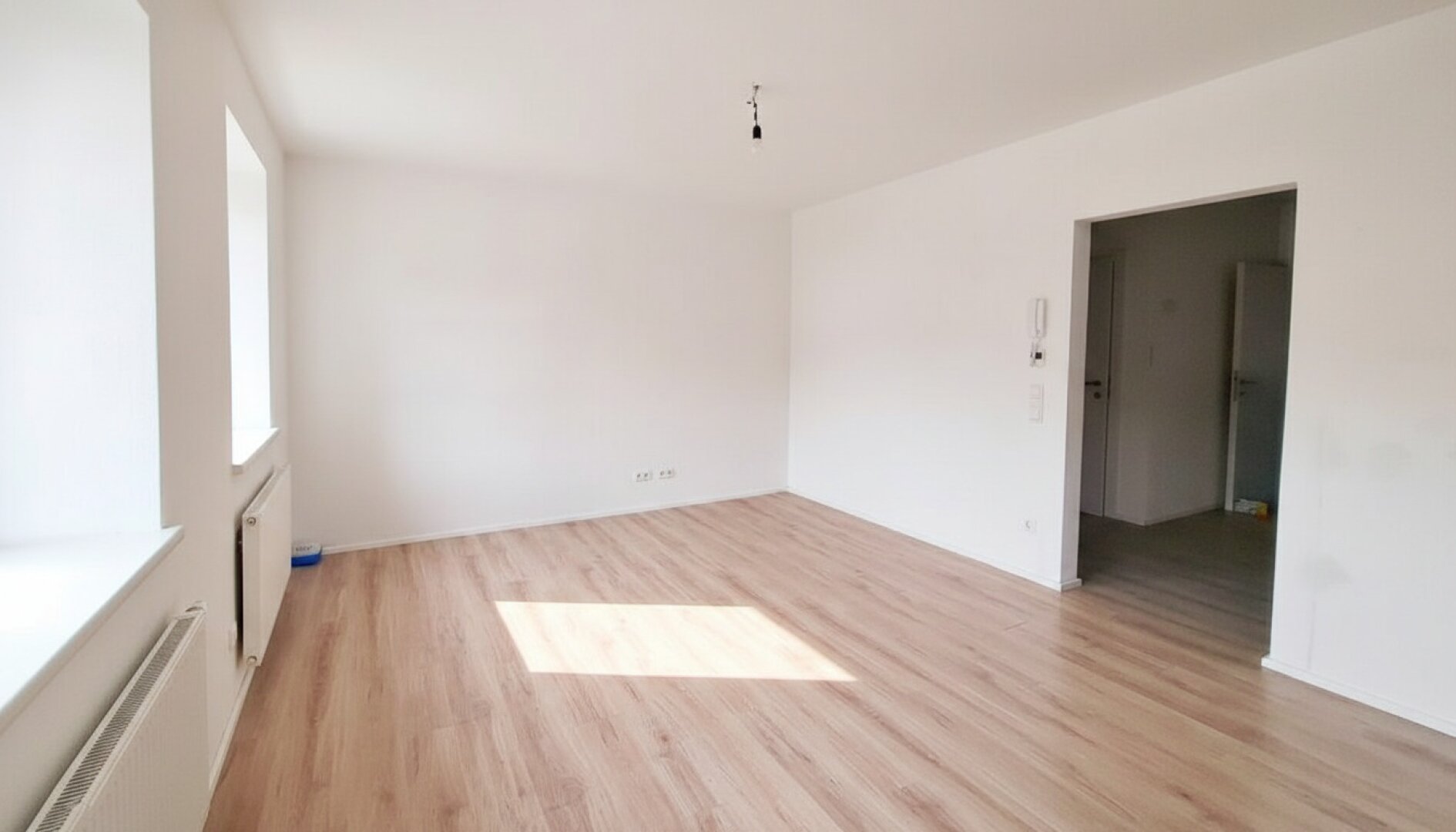 Teilrenovierte Wohnung mit überdachten PKW Stellplatz