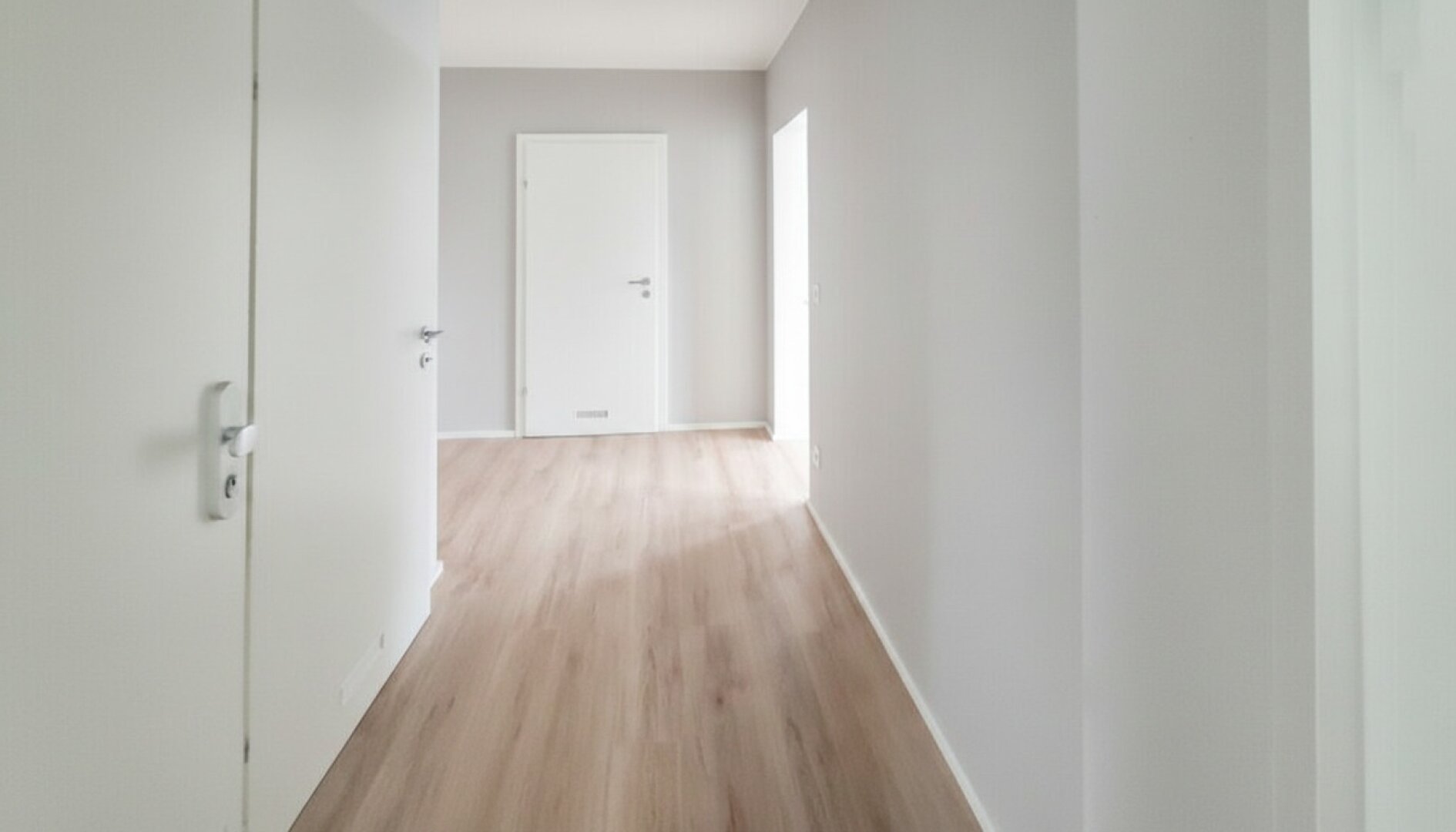 Teilrenovierte Wohnung mit überdachten PKW Stellplatz