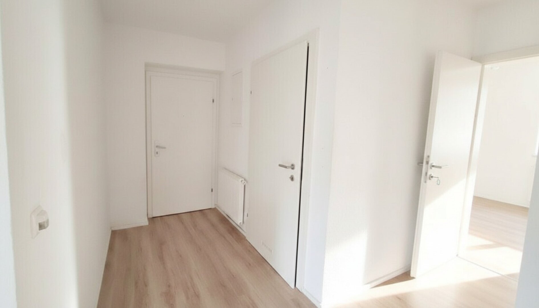 Teilrenovierte Wohnung mit überdachten PKW Stellplatz