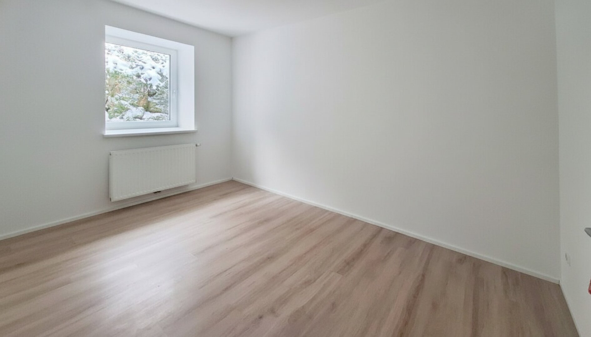 Teilrenovierte Wohnung mit überdachten PKW Stellplatz