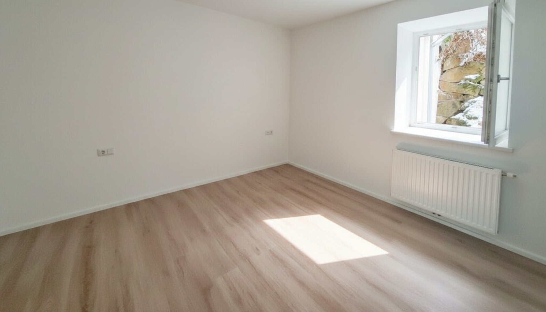 Teilrenovierte Wohnung mit überdachten PKW Stellplatz