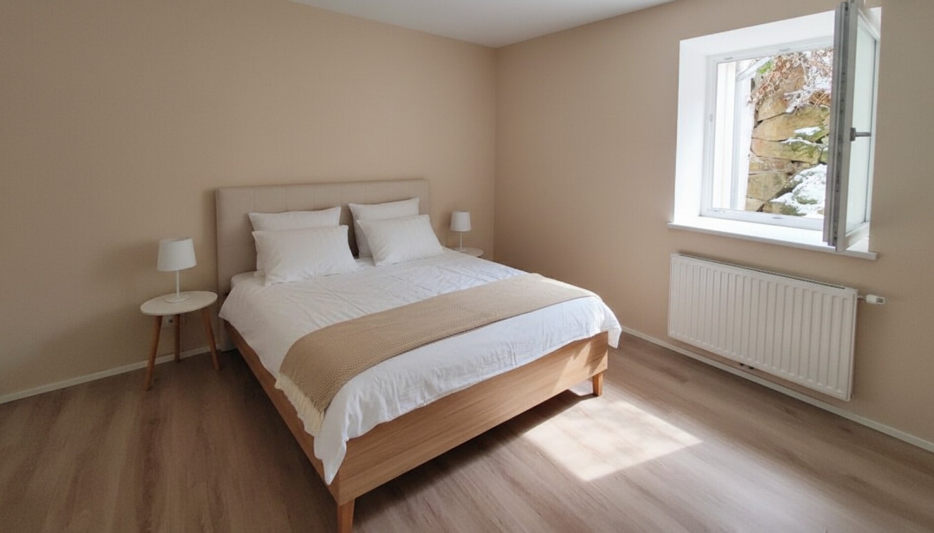 Teilrenovierte Wohnung mit überdachten PKW Stellplatz