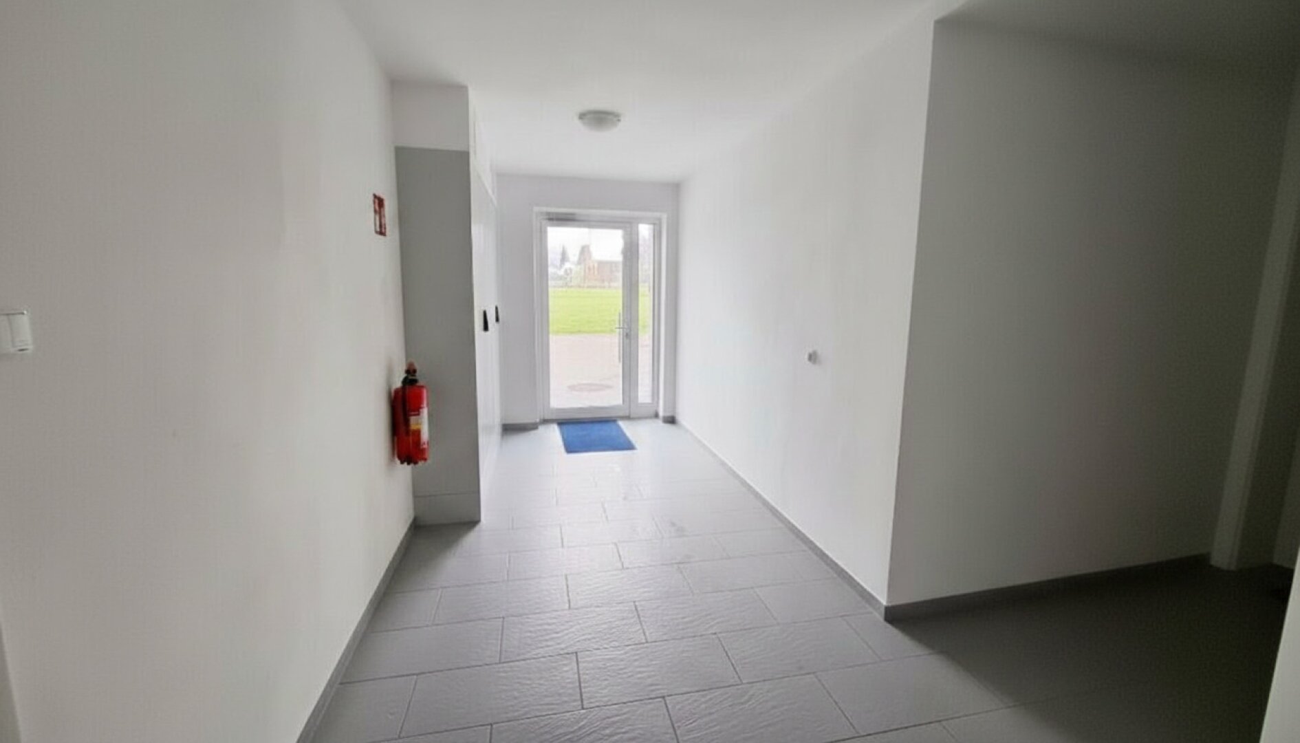 Teilrenovierte Wohnung mit überdachten PKW Stellplatz