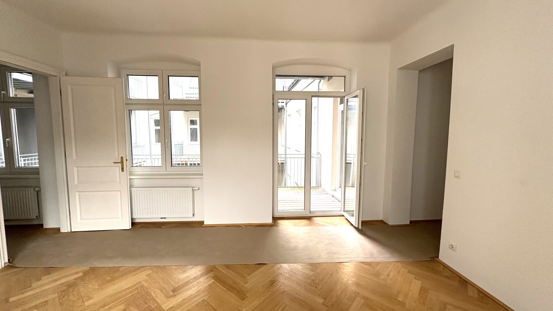 Erstbezug! Top sanierte 2-Wohnung mit Terrasse in toller, ruhiger Lage!