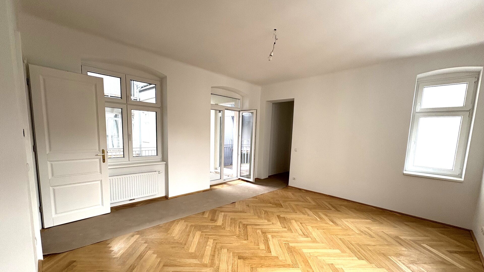 Erstbezug! Top sanierte 2-Wohnung mit Terrasse in toller, ruhiger Lage!