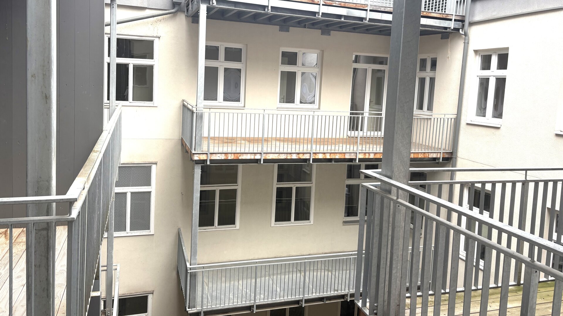 Erstbezug! Top sanierte 2-Wohnung mit Terrasse in toller, ruhiger Lage!