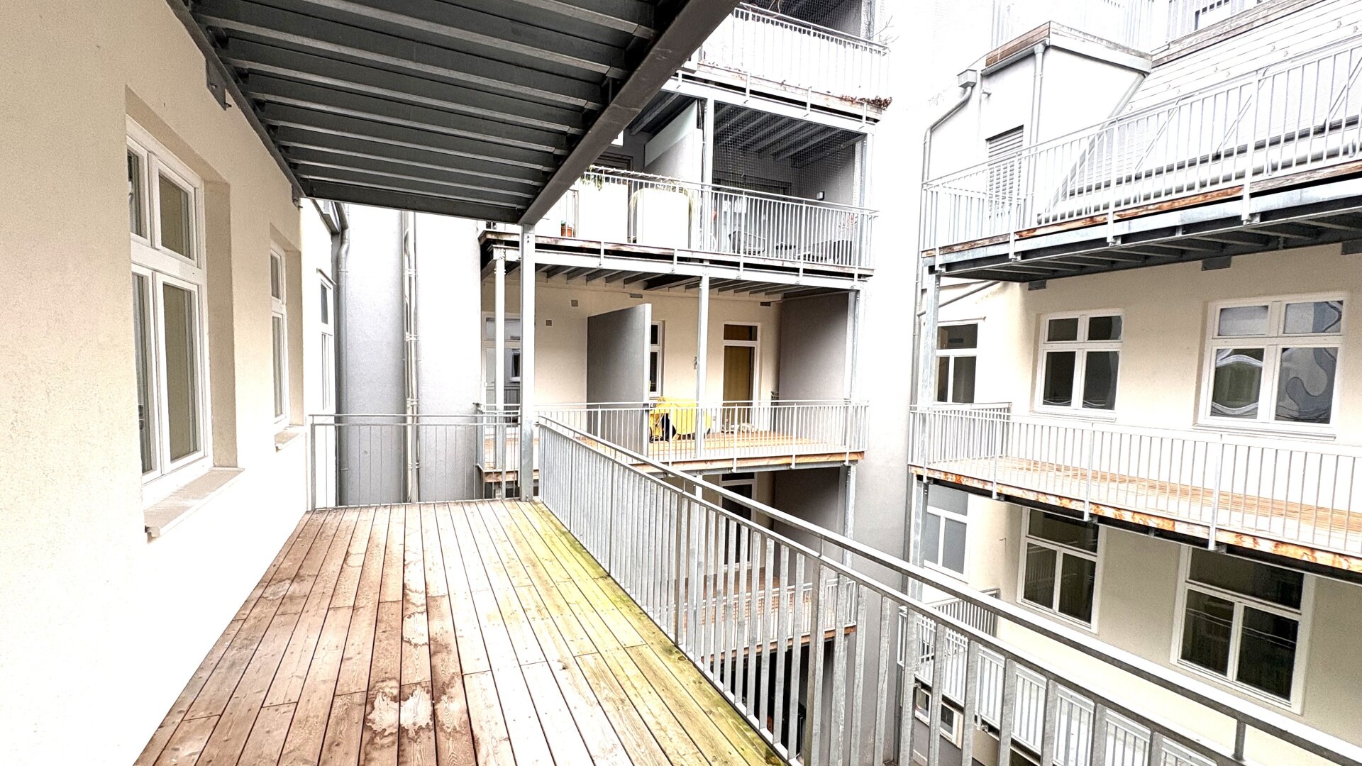 Erstbezug! Top sanierte 2-Wohnung mit Terrasse in toller, ruhiger Lage!
