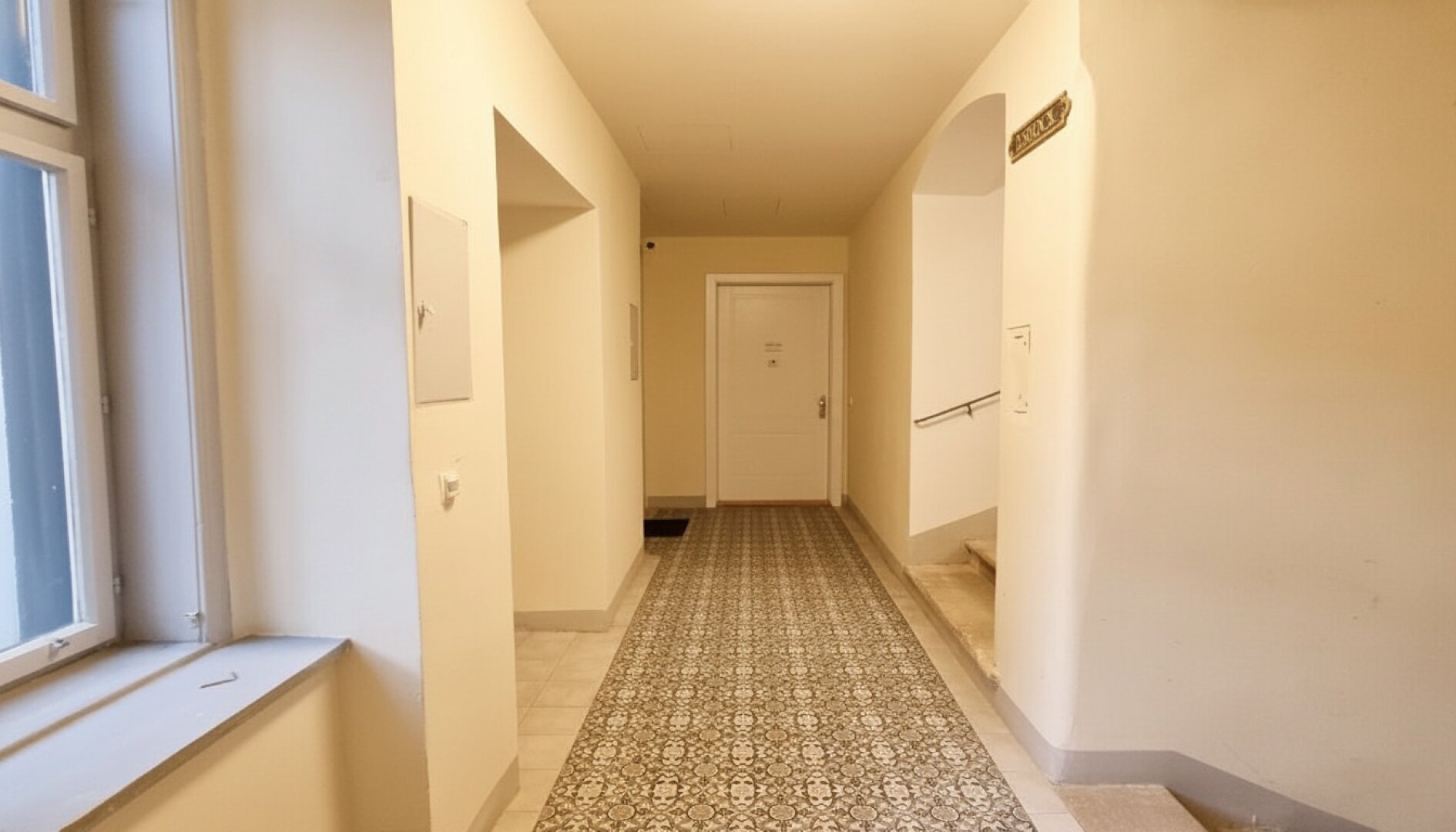 Wunderschön sanierte Altbauwohnung im 1. Liftstock mit ruhigem Balkon