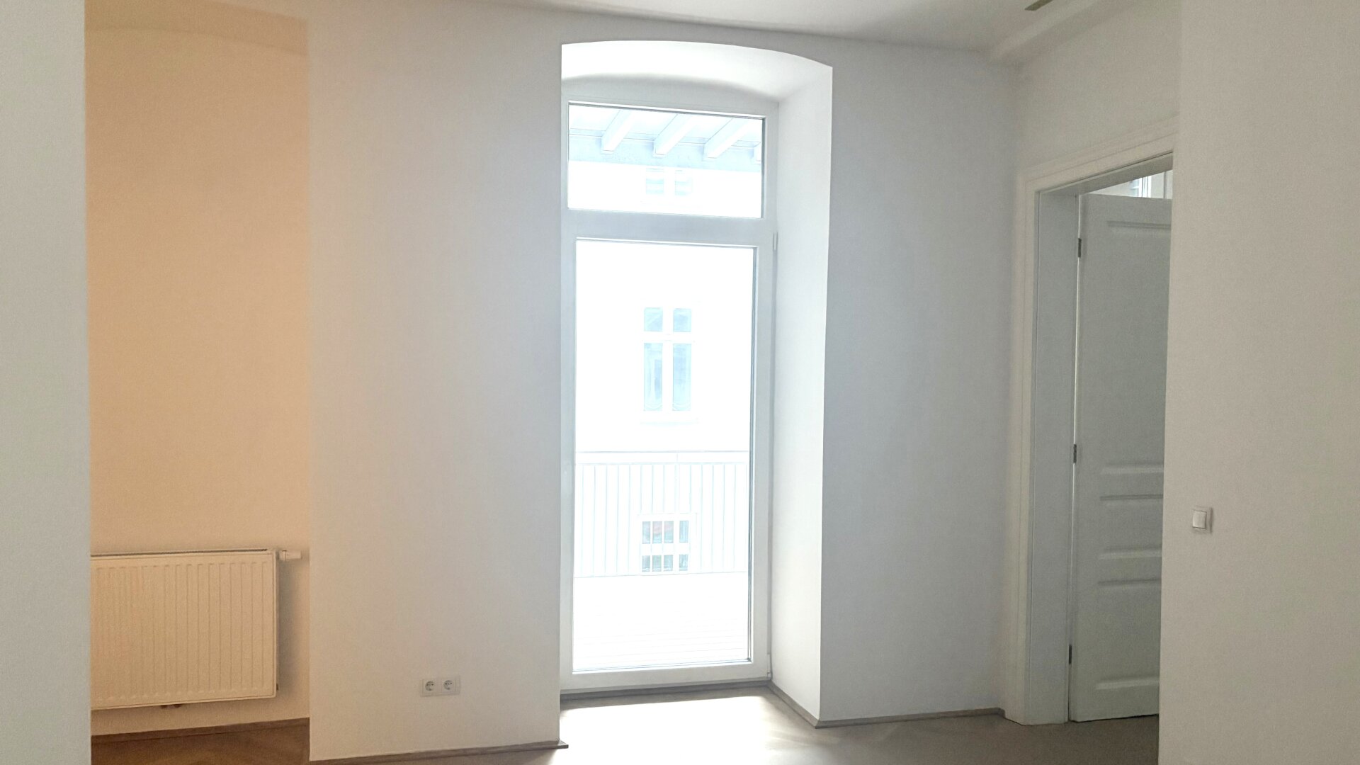 Wunderschön sanierte Altbauwohnung im 1. Liftstock mit ruhigem Balkon