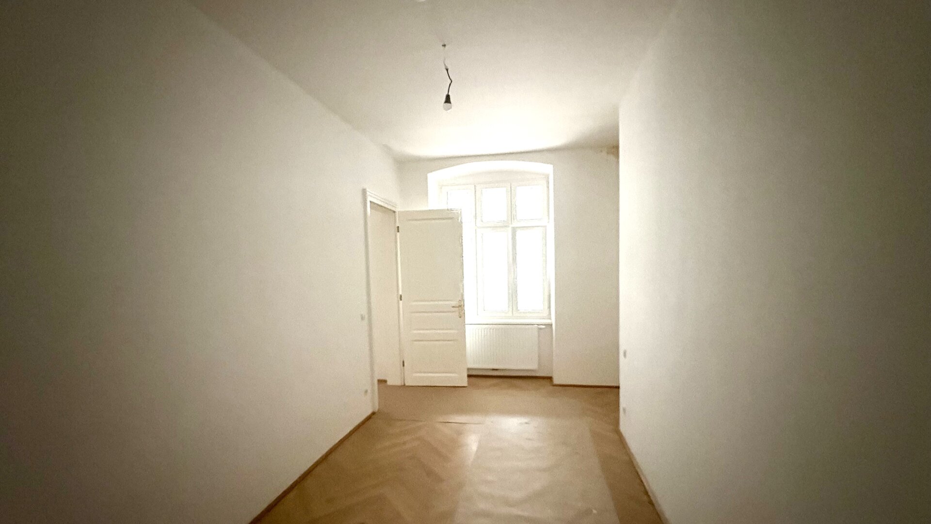 Wunderschön sanierte Altbauwohnung im 1. Liftstock mit ruhigem Balkon