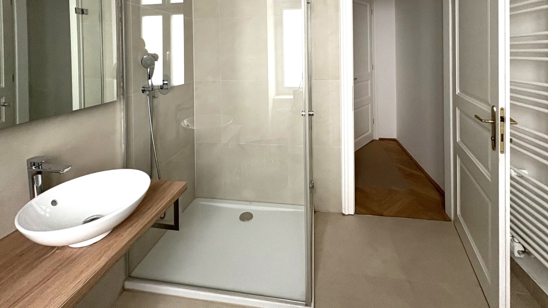 Wunderschön sanierte Altbauwohnung im 1. Liftstock mit ruhigem Balkon