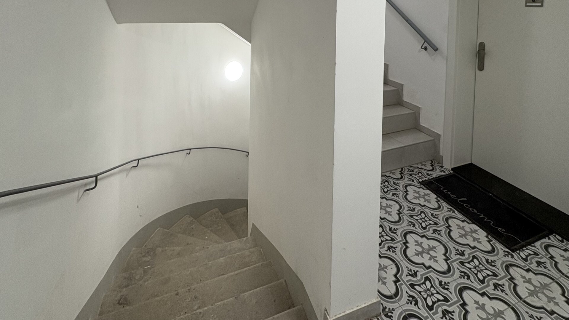 Wunderschön sanierte Altbauwohnung im 1. Liftstock mit ruhigem Balkon