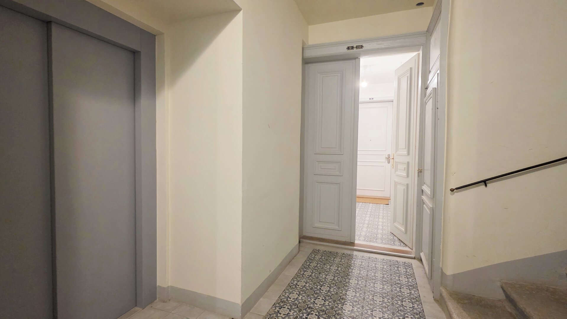 Wunderschön sanierte Altbauwohnung im 1. Liftstock mit ruhigem Balkon