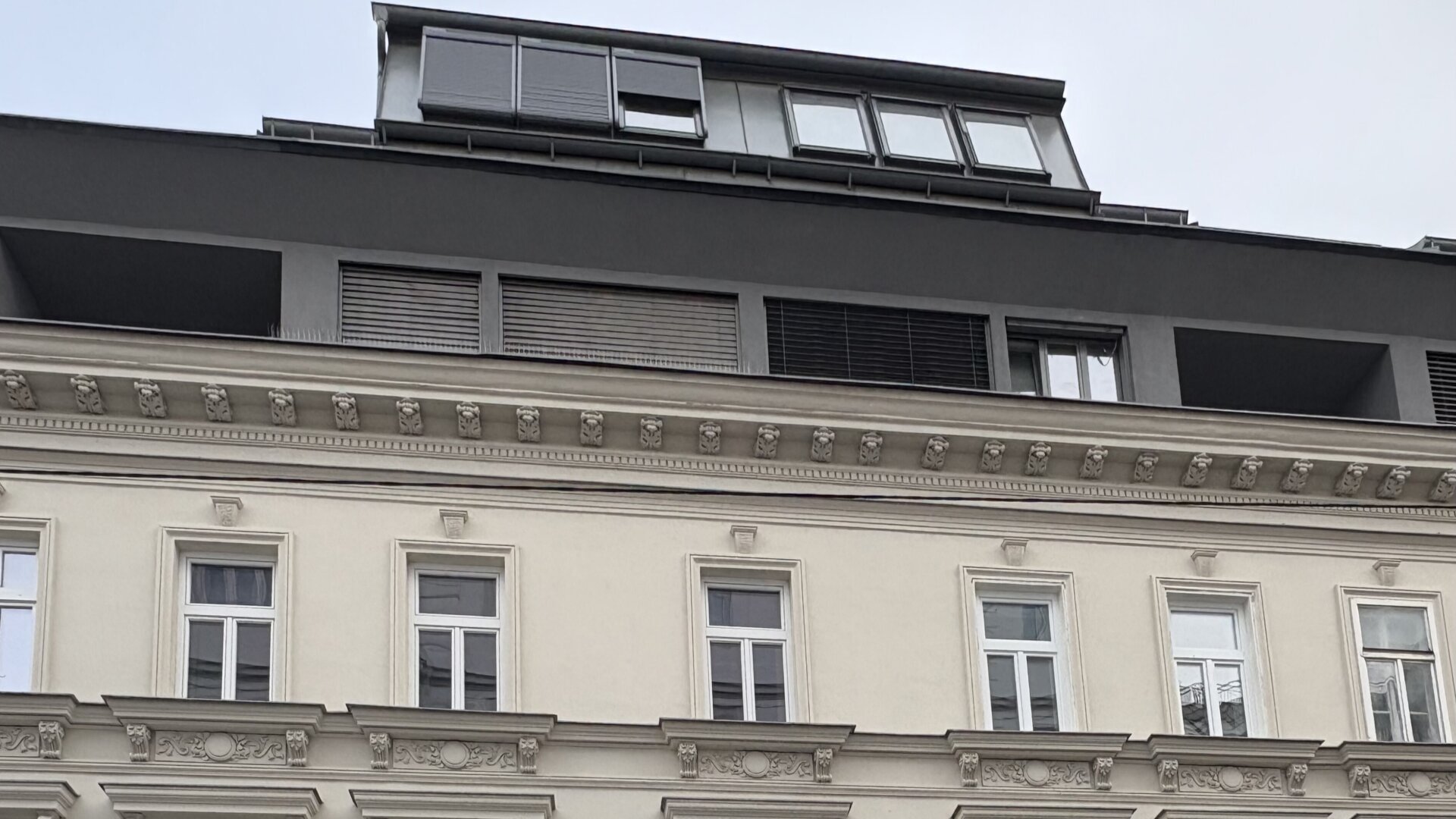 Wunderschön sanierte Altbauwohnung im 1. Liftstock mit ruhigem Balkon