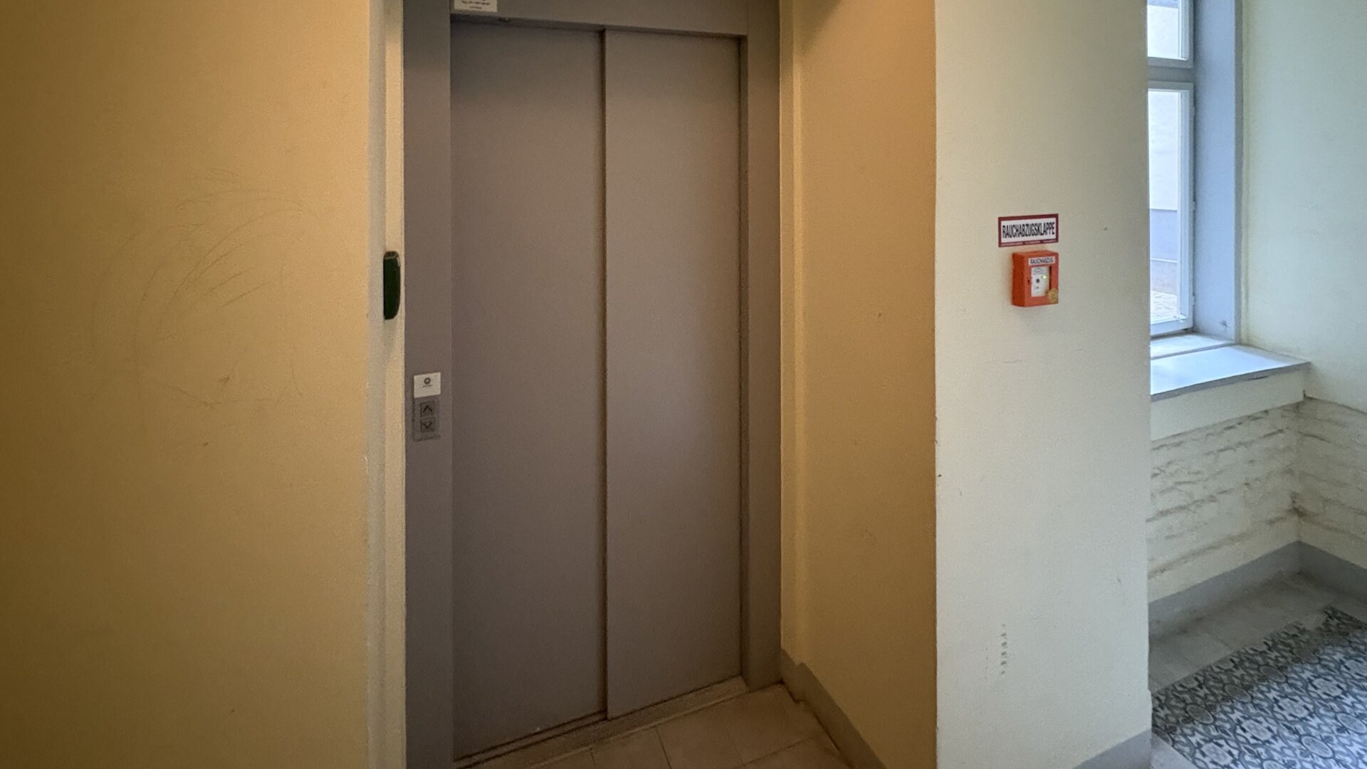 Wunderschön sanierte Altbauwohnung im 1. Liftstock mit ruhigem Balkon