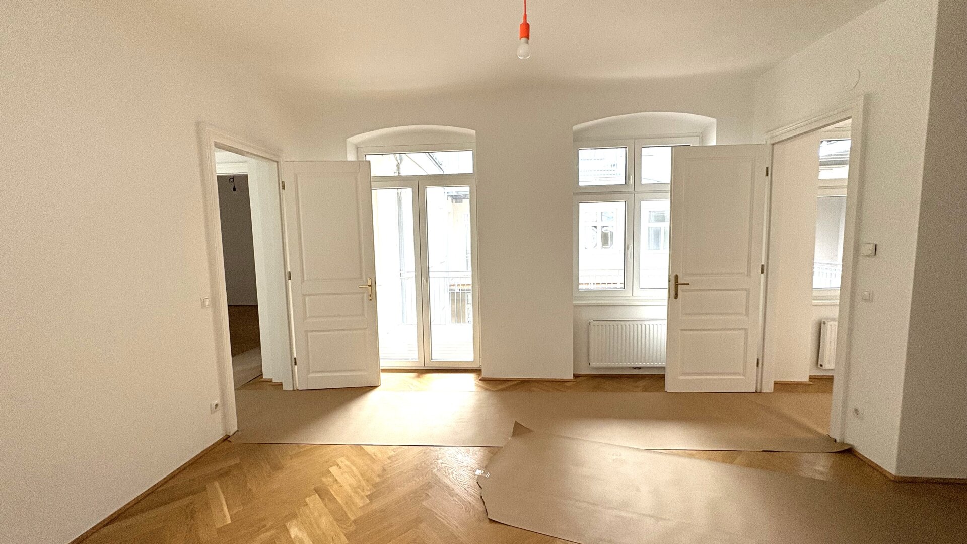 Mit Liebe und Leidenschaft saniertes 2-Zimmer-Altbaujuwel im 2. Liftstock mit großzügigem Balkon
