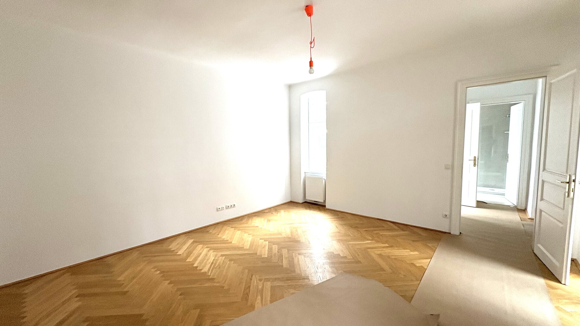 Mit Liebe und Leidenschaft saniertes 2-Zimmer-Altbaujuwel im 2. Liftstock mit großzügigem Balkon